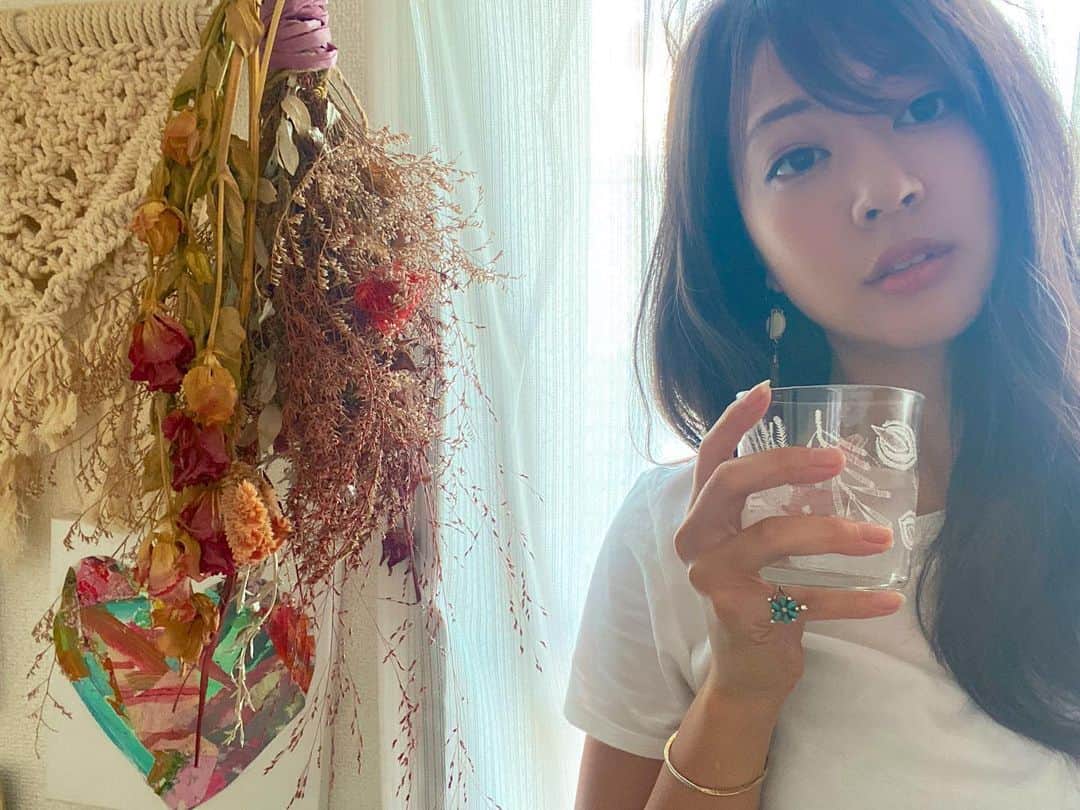 高橋有紀子のインスタグラム：「* コロナ禍でスーパーで買い占めが起こったり、 その中でちょこちょこと地震が起こったり、 備蓄について更に意識が強くなった数ヶ月。 * * クリクラのウォーターサーバーが来るまでは 水道に設置した浄水器を使って、 2ℓのペットボトルを災害用に備蓄していたのだけど、 幸いなことに災害が来ないまま消費期限が切れて、 使わなかったお水をどうしたら良いかわからないまま 万が一に備えてまた重たい思いをして購入して、、 っていう人が多いと思うんだけど、みんなどう🤔？？ * * 何本ものペットボトルを保管するスペースも、 コストもペットボトル自体もエコじゃなーい😫！ っていう長年の悩みをウォーターサーバーが 全部解決してくれて今はかなりストレスフリー🥳✨ * * コロナを機に地球のことを考えたのは私だけじゃないはず。 サスティナブルな暮らし、小さなことから始めてみよう🌏💫 * *  @39_editors  #クリクラFit #ウォーターサーバー #ウォーターサーバーのある暮らし #クリクラアンバサダー#おうち時間 #子育て #女の子ママ #アラサーママ #サスティナブル #エコ #災害対策 #備蓄 #PR」