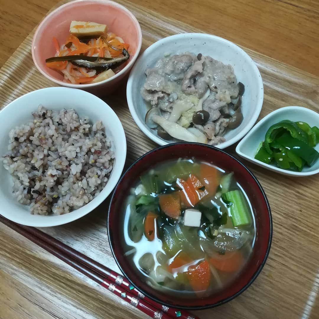 内田敦子のインスタグラム：「． 最近のご飯たち。  味噌汁に代わる、簡単で飽きが来なくて毎日飲めて具材は何でも入れられてお米に合う、画期的なスープはないのかね。  #健康オタク #和食」