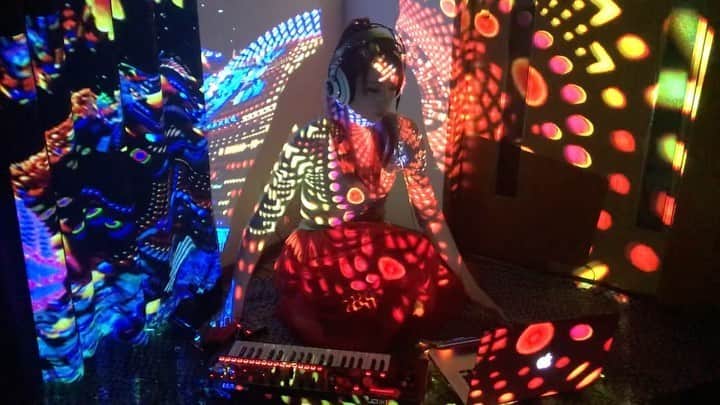 ながしまみのりのインスタグラム：「It's a one-shot recording using Logic “Live Loops” and Roland "JD-Xi”.(Short edited version)﻿ During the home session, a fluffy audience came in!!﻿ ▼Full ver. on YouTube﻿ https://youtu.be/QCvhaCraYwY﻿ ・﻿ #Logic﻿ #LiveLoops﻿ #Roland﻿ #JDXi﻿ #GoldenRetriever﻿ #StayHome」