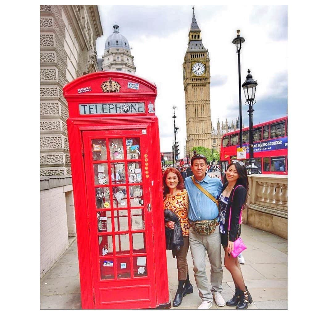宇田恵菜さんのインスタグラム写真 - (宇田恵菜Instagram)「Back to me memories 16. London 🇬🇧🏴󠁧󠁢󠁥󠁮󠁧󠁿please check #Ena_trip ☀️☀️ このコロナ、お出掛け出来ないので、今まで行った国の街で素敵だった所を紹介します✈️ 第16回は、イギリスロンドン✨✨✨ 自粛生活も終わりを迎えましたので、私の第二の故郷イギリスロンドンの紹介で一度終えます！ 一言でいうとねー、えーもうね、大好き‼️‼️‼️‼️ これのみ！笑 18歳で愛媛県を飛び出ていきなりのイギリス。そこから7年近く住みました。 ロンドンの好きな所は本当に、人種も文化もたくさん混ざってて、私が私でいても誰も何も言わない！ 街には歴史ある建物もモダンな建物もたくさん混ざってて、芸術も豊かで二日ほどあれば主要な場所は回れて色々と楽しめます！街を歩くだけでも楽しいし、美術館とかアート系タダだったりするし、プレタマンジェてゆチェーンの美味しいカフェでご飯買って、公園の芝生の上で寝転んで読書するだけでも、😎😎😎😎😎😚て気持ちになれるよ！ ちなみに1枚目の写真の場所は、すごく映えスポットやけん皆ここで是非撮ってね🌟✨ よく聞かれる、イギリス料理まずい問題、もーね、本当そんなこともうない！！！！！美味しい所全然ある！！！！ 友達が来る度に一緒にロンドンの観光地と10回以上まわったから、イギリスに行く人は本当にためらわずに私にご一報を‼️✨ 美味しいご飯や、伝統的な所、おすすめスポット、ファッションブランド、過ごし方、なんでもお伝えできます❣️☀️☀️ あと、冬の霧のロンドンは苦手と言う人も多いけど、霧に街灯が幻想的。冬の寒い街を、neroカフェでカプチーノを買って歩くと、本当に癒しと幸福をもらえる🥰 あー！！イギリス帰りたい！ #actesslife #familypics #女優　#恵菜旅　#愛媛出身 #ロンドン　#ロンドン大　#海外大学　#ビッグベン」6月4日 21時18分 - ena2727