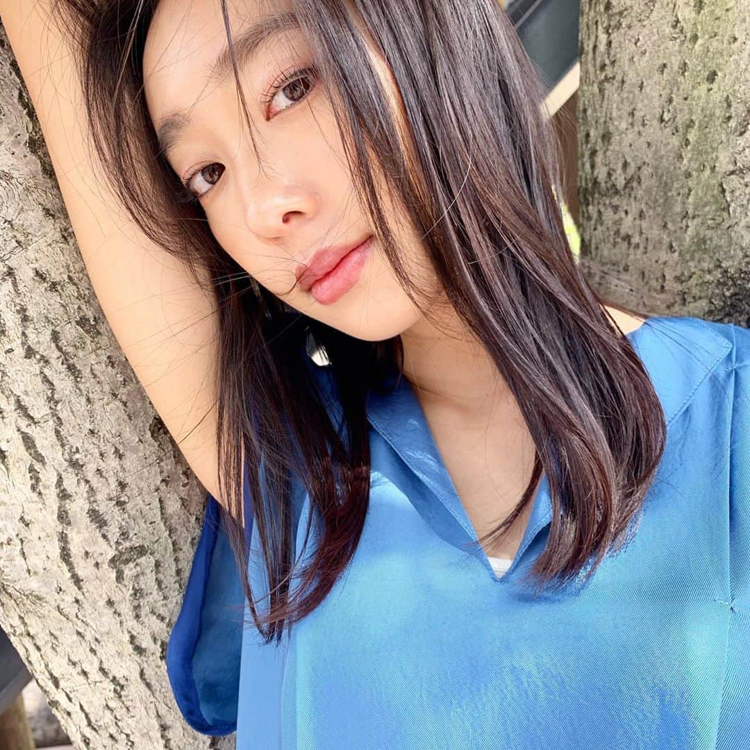 のインスタグラム：「Hello June🦕  とっても懐かしい撮影の時のオフショを引っ張り出しました笑  髪の毛切りたい😢...」