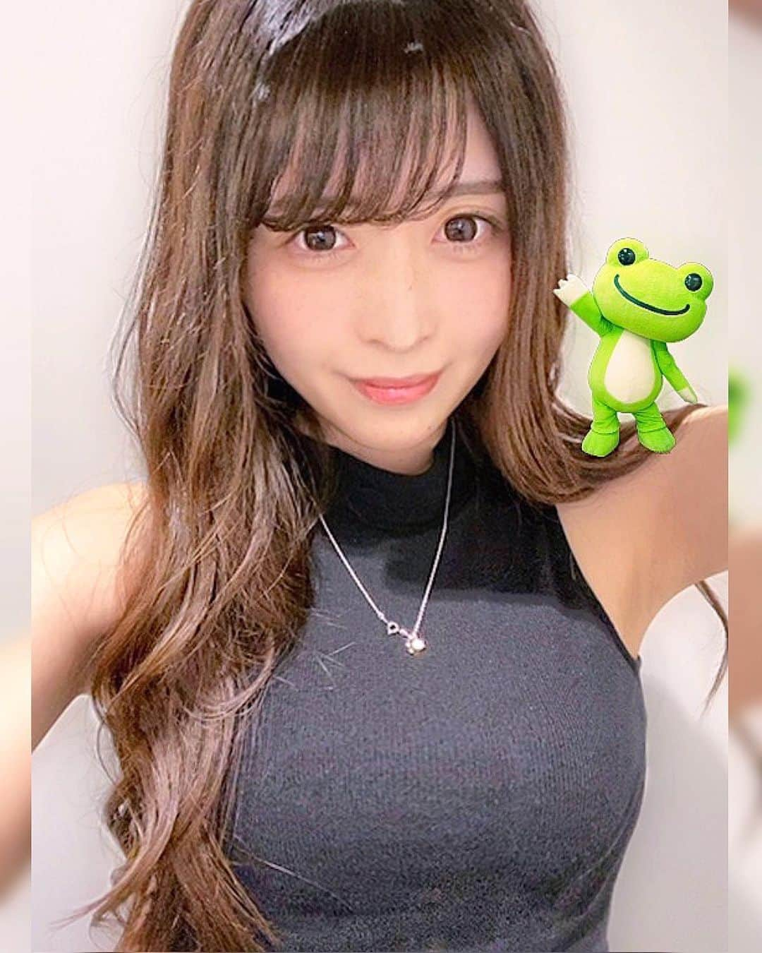 ぴちゅさんのインスタグラム写真 - (ぴちゅInstagram)「この画像だけ画質悪くてすみません🥺🐸🐸🐸☝️🏻の❤マーク＆保存(すぐ右の🔖しおりマーク)タップしてね☺️❤︎.*﻿ ﻿ ﻿ ☝️🏻写真のダブルタップと保存ボタンタップ後、 絵文字コメントもぜひです🙇🏻‍♀️﻿ 🐸かえるさんはお好きですか😐❓﻿ 教えてください！✍🏻✍🏻✍🏻（返信させて下さい🙇🏻‍♀️）﻿ ﻿ ⬇️⬇️⬇️本日の文章はもう少し下にあります⬇️⬇️⬇️ ﻿ ﻿ ﻿ ﻿ ​───────​─❌❌❌───​──────﻿ ＃ネット上胡散臭くてごめんなさい﻿ ＃写真は奇跡の一枚で、実物はどぶねずみです﻿ ＃ぴちゅという名前で呼ばれています﻿ ＃声非常に低く、クシャミは驚かれるレベルです﻿ ​───────​─❌❌❌───​──────﻿ ﻿ 動画は計４００万、﻿ フォロワー計１４万名、インスタは４３,０００名になりました。﻿ 本当に嬉しいです。いつも誠にありがとうございます。﻿ よく言われるマイナスイメージ❌は👇🏻をご覧下さい。﻿ 最近も１,４００～４,０００名程の方々いいね、﻿ ２００～４００件程のコメントありがとうございます。﻿ ﻿ ✱ストーリーやフィードでのタグ付けも嬉しいです！﻿ いいねさせていただいております😭🙏🏻❤︎.*﻿ ﻿ ​───────​───────​───────﻿ ﻿ ﻿ ﻿ ⬇️⬇️⬇️やっと本日の本文です。⬇️⬇️⬇️﻿ ﻿ ﻿ ﻿ ※この画像だけ画質悪くてすみません😭 . . 🐸かえる🐸﻿ 2歳のときから大好きです。﻿ ﻿ ﻿ ご存知の方も多いかもですが﻿ 大好きです☺️♡﻿ ﻿ 生まれて1番初めに母からいただいたぬいぐるみが﻿ かえるでした。﻿ ﻿ その時から好きです☺️♡﻿ ﻿ 皆さまは🐸かえる🐸お好きですか⁉️﻿ ﻿ 教えてください😚﻿ このキャラも大好きで﻿ 家にグッズもあります😚﻿(過去の投稿にもいっぱい…！) このキャラの10年ほど前からのぬいぐるみは﻿ 汚れないように透明のケースに入っているので﻿ 新品同様です🥺💗﻿ ﻿ . . ※肩乗せている風に撮るのが難しすぎて 実は３０回以上撮り直しました… つりそうになりました…😭😭😭😭😭 ﻿ . . ​───────​───────​───────﻿ ﻿ Tiktokアプリでpichu921のフォローをお待ちしています。﻿ 変顔ばかりですが…🤮﻿ ３万名の方フォローありがとうございます🙇🏻‍♀️﻿ こんな動画みたい！などあれば教えてください！﻿ チャレンジします🙇🏻‍♀️﻿ ﻿ ​───────​───────​───────﻿ ﻿ ※先日の9このコラージュ画像投稿に、﻿ 🏅会社やABEMAでいただきました表彰、❌反省点、 仕事について記載しております。﻿ その左上画像投稿は﻿ いいね４,６００名コメント４６０件、﻿ ありがとうございます😞🙏🏻❤︎.*﻿ ﻿ ​───────​───────​───────﻿ ﻿ 「仕事内容＆－１２㌔ダイエットについて」は﻿  @pichu921 を押してプロフィールを参照下さいませ🙇🏻‍♀️﻿ 「よくいただく質問」や「マイナスイメージ❌」﻿ については、インスタのプロフィール下の﻿ ハイライトタイトル【🚹❌質問へ】へ🙇🏻‍♀️﻿ ﻿ ​───────​───────​───────﻿ ﻿ 🔔通知がすぐに届く方法🔔﻿ @pichu921 を押して【メッセージ】の横の﻿ 【フォローする】を押すと【フォロー中▽】となり、﻿ ここをもう一度押すと【お知らせ】があります。﻿ そのチェックを全てONにすると、﻿ 通知が届くようになります☑️﻿ 早いコメントは基本返信させていただいております。﻿ ぜひ、お待ちしております🙇🏻‍♀️ ﻿ ﻿ ​───────​───────​─────── ﻿ ﻿ ※実はいいねしてくださった方の投稿を、﻿ たまにいいねさせていただいております…🤫㊙️﻿ ﻿ ﻿ #girl #japanesegirl #日本人 #フォロー #フォロワー #インスタグラマー #インフルエンサー ではない#水着 #ダイエット #セルフィー #自撮り #自撮り女子 #自撮り界隈 #かえるのピクルス #ピクルスザフロッグ #20205おうちでピクルス #ぬい撮り #ぬいぐるみ #ぬいどり  #picklesthefrog #かえる #かわいい #大好き」6月4日 21時20分 - pichu921