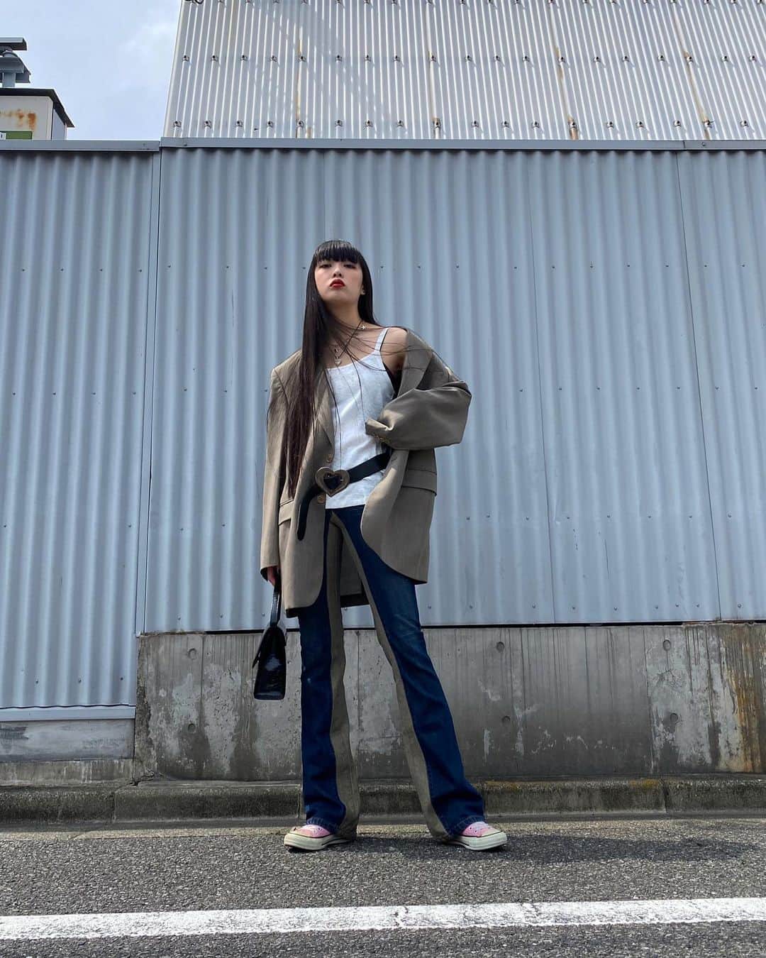 セナのインスタグラム：「🕊🕊 . . . . . . . . . . . . . . . . #黒髪スーパーロング #黒髪 #黒髪ロング #ロングヘア #スーパーロング  #赤リップ #ぱっつん前髪 #フレアパンツ #撮影 #converse #streetfashion #サロモ #サロンモデル #古着  #ootd #ootdfashion #ストリートファッション #streetstyle #instagood #70sfashion #instalike #ストレートヘア #therollingstones #ootd4nylonjp #自撮り #selfie #streetphotography #70s #セナ」