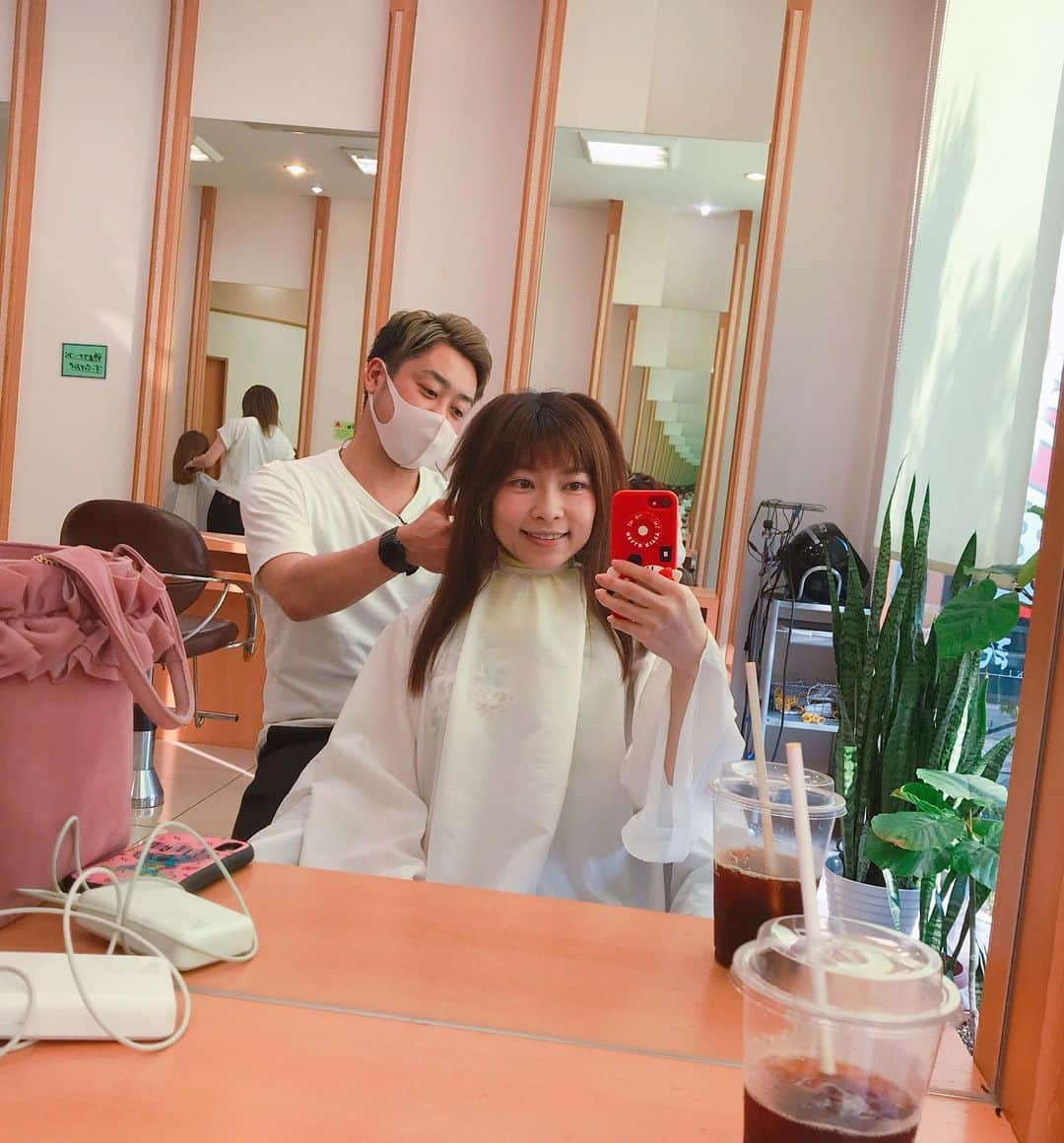 DJ MIYAさんのインスタグラム写真 - (DJ MIYAInstagram)「こんばんにゃっっ❤️今日は、 「NOB hair design 伊勢佐木町店」さんでHair Cut&Color&Aujua treatmentしていただきましたぁぁぁ☆彡  @nob_yokohama_harvest_official . .  店長さんの瀬川さんにCutしてもらいましたぁ❤️感激ぃぃぃ！！！めっちゃ上手（╹◡╹） .  コンテスト授賞されていて、瞬時に髪の悩みも感じ取ってくれる感じの素晴らしい方でしたぁー！(o^^o) .  color&treatmentを担当してくれた、古内さんもとても話しやすくて凄く楽しかったでーぇす❤️❤️ . .  AUJUA（オージュア）トリートメントも❤️ 12種類の中の Aquaveer アクアビアでケア⭐︎ .  髪の色は、brange❤️❤️グレージュとアッシュなどがmixtureされた魅惑のカラーですごーい❤️仕上がりがツヤツヤすぎて、テンション上がりまくりです！ . . .  関内駅からも近かったよ♪🌈素敵な雰囲気の入りやすいHair Salon♪ 『保育士さんがいるキッズルーム』も完備されているので、ママの方も安心してsalonに行けるよね☆ 「NOB 伊勢佐木町店」で検索してね♪♪❤️ . .  2か月以上、コロナの自粛で美容室も全然いけなかったのですごく気分転換になりました～～ぁ♪❤️ 本日は、素晴らしい施術をしていただきありがとうございました＾０＾☆彡 . . .  Casting by @woomy.beauty  #PR #NOBhairdesign #横浜美容室　#関内　#横浜ヘアサロン　#ヘアサロン　#ヘアメンテ　#AUJUATREATMENT #オージュア #美容　#美容day #ロングヘアー　#関内駅　#伊勢佐木町 #横浜市　#美容室好き　#旅インスタグラマー #今日のコーデ　#今日のメイク　#インスタグラマー　#インフルエンサー　#ブロガー　#美容ブロガー #美容大好き　#美容サロン　#ファッション好き　#ファッション大好き　#今日のファッション #モデル　#オージュアトリートメント」6月4日 21時28分 - dj_miya