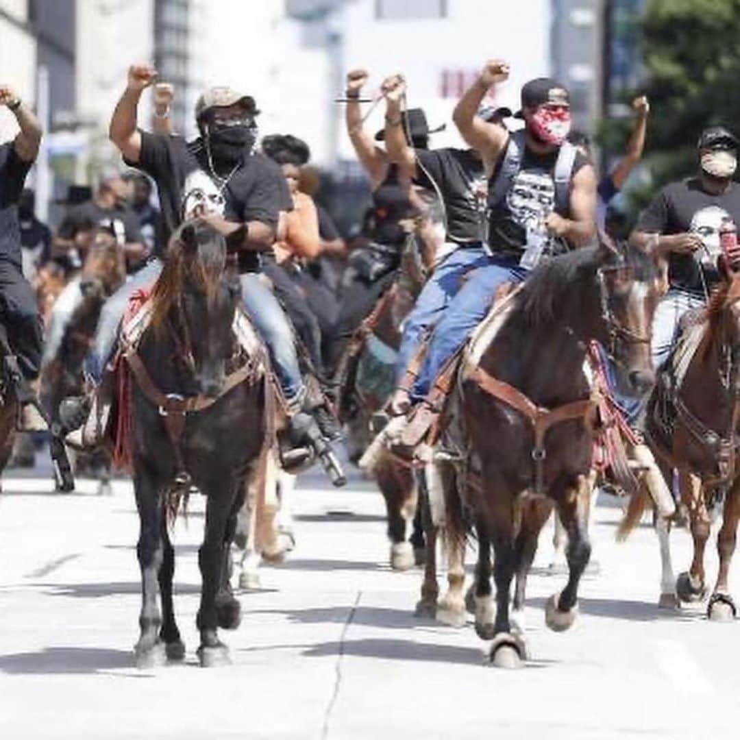 カウンテス・ヴォーンさんのインスタグラム写真 - (カウンテス・ヴォーンInstagram)「#Repost @zblkharte ・・・ #BLM I love this #blacklivesmatter ✊🏾 was just talking about getting on my uncle Wayne’s horses 🐎🐎🐎 #Repost @blacklovepage ・・・ We love to see it! #Houston #Texas #Protest brought out their horses!✊🏿🐎 #BlackCowboyJoy #BlackCowGirl  #BlackLovePage  #Repost @blacklovepage ・・・ We love to see it! #Houston #Texas #Protest brought out their horses!✊🏿🐎 #BlackCowboyJoy #BlackCowGirl  #BlackLovePage」6月4日 21時35分 - countessdvaughn