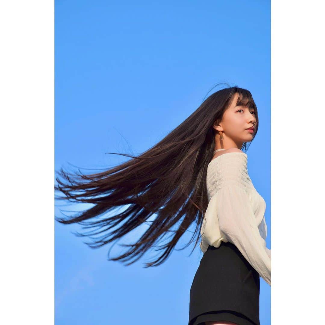 木村心美さんのインスタグラム写真 - (木村心美Instagram)「Calla Lily 🤍💙 （カラー。） 「夏」が段々近付いてる感じがしますね！暑い。。 ・ 明日髪を少しだけですが揃えようと思います！ ・ 3枚目、奇跡的に飛行機が映ってました！！！ ・ #溶ける ・ そして今日は月が綺麗ですね。」6月4日 21時38分 - cocomi_553_official