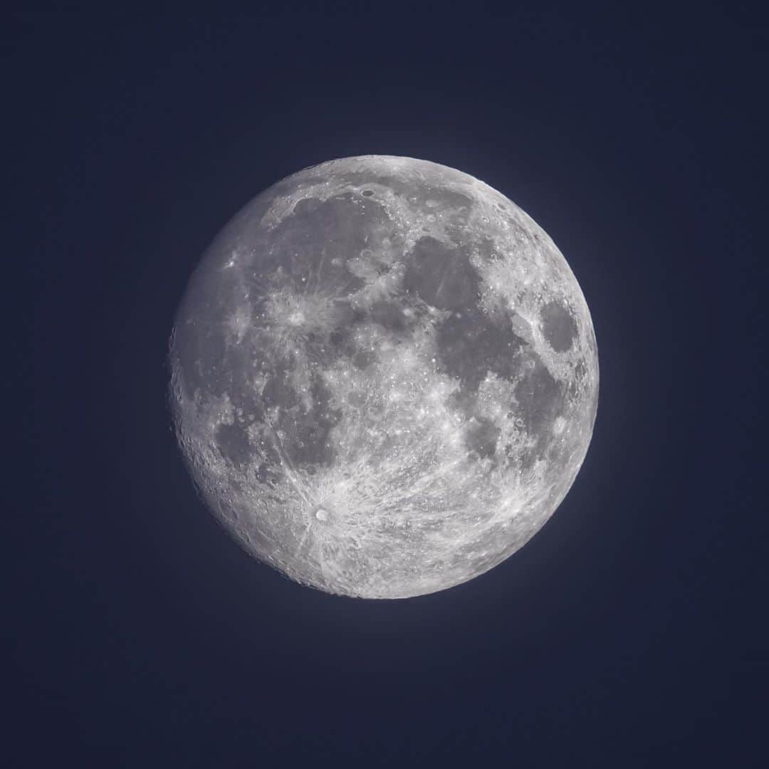 KAGAYAさんのインスタグラム写真 - (KAGAYAInstagram)「空をご覧ください。 満月に次いで美しいといわれる十三夜月が輝いています。 写真は本日まだ空がほのかに明るいうちに望遠鏡を使って撮影したものです。 #moon」6月4日 21時38分 - kagaya11949