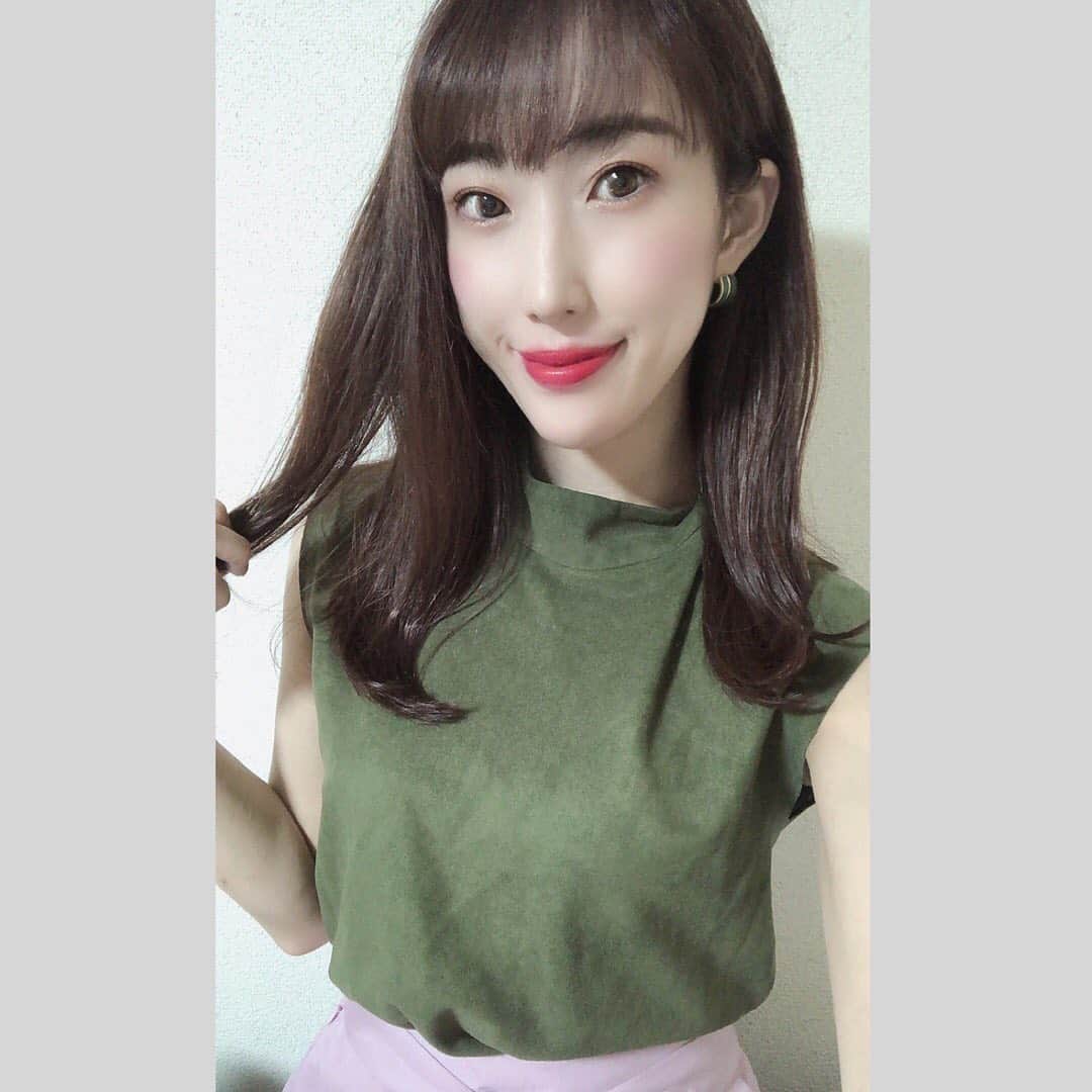 近藤夏奈のインスタグラム：「久しぶりに美容院💇‍♀️💗﻿ お気に入りすぎるカット&カラー✌︎﻿ トッティさんいつもありがとうございます🥺﻿ @totti.elle﻿ ﻿ ﻿ ﻿ ﻿ 明日も午後5時から午後7時🕔﻿ ウメダFM Be Happy 789🌈 『Be Sports! Friday』🧏‍♀️﻿ 2時間生放送です🥰﻿ ﻿ ﻿ ﻿ ﻿ 明日のメッセージテーマは💌﻿ 「おうちのリフレッシュ空間」です✌︎﻿ ﻿ ﻿ ﻿ ﻿あなたのお気に入りのリフレッシュ空間はどこ？🏠 沢山のメッセージおまちしてます💗﻿ ﻿ ﻿ ﻿ ﻿ #ウメダfm#ウメダfmbehappy789  #ピンクブラウン#ピンクアッシュ#エルサロン#ellesalon」