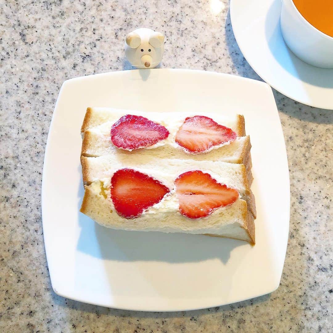 榊山敬代のインスタグラム：「🍓🍞🥛… ・ 先日では買い出しの 帰り道に寄りました  パン屋さんでいちごサンドの巻  前回行きましたときに タマゴサンドと迷って  いちごサンドをあきらめたので 今回は迷わずにいちごサンドを ようやくのことでお迎えできて ネズミちゃんも興味深々中の図  白色と赤色ってしあわせになる魔法色  さてきょうは小さな一歩しか 進まなかったけど作業進行中  慎重さも大事ですけれど スピードも大事ですから コツコツとすすめるとき  タイミングよくなるために 考え方を正しくしていたい  さて  今から夕食なり #おなかすいた 😫… ・ ・ ・ ・ ・ #おうち時間  #おうち大好き #stayhome ・ ・ #おうちランチ #おやつ #パン #bread #truffe #トリュフ #bakery #パン屋さん #サンドイッチ #sandwich #いちごサンド #いちご #strawberry #strawberrysandwich #トリュフベーカリー#Japanese #food #vegetable  #ランチ #lunch #artist #cooking #食パン  #日本画家 の#テイクアウト #コロナウイルスが早く終息しますように」