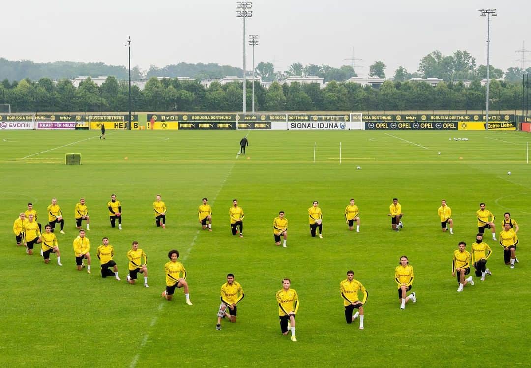 マッツ・フメルスのインスタグラム：「Wir als Mannschaft von Borussia Dortmund stehen voll und ganz hinter der Black Lives Matter Bewegung. Wir verurteilen Rassismus jeglicher Art. Für eine offene und tolerante, für eine bessere Welt!  We the players of Borussia Dortmund fully support the Black Lives Matter Movement. We do not accept racism of any kind. For an open minded and tolerant world, for a better world!」