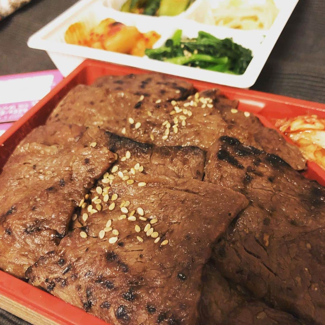 ミズノマリさんのインスタグラム写真 - (ミズノマリInstagram)「今晩は、 よく行く焼肉屋さん 三軒茶屋「まる29」さんの テイクアウトの焼肉弁当でした🍱 ここは、 お肉だけではなくて タレもご飯も美味しいんですよねぇ😋 明日の配信ライブに向けて、 チカラが付いたぞー！ おー💪  #三軒茶屋 #焼肉 #まる29 #焼肉弁当 #八代目儀兵衛」6月4日 21時50分 - mari_mizuno