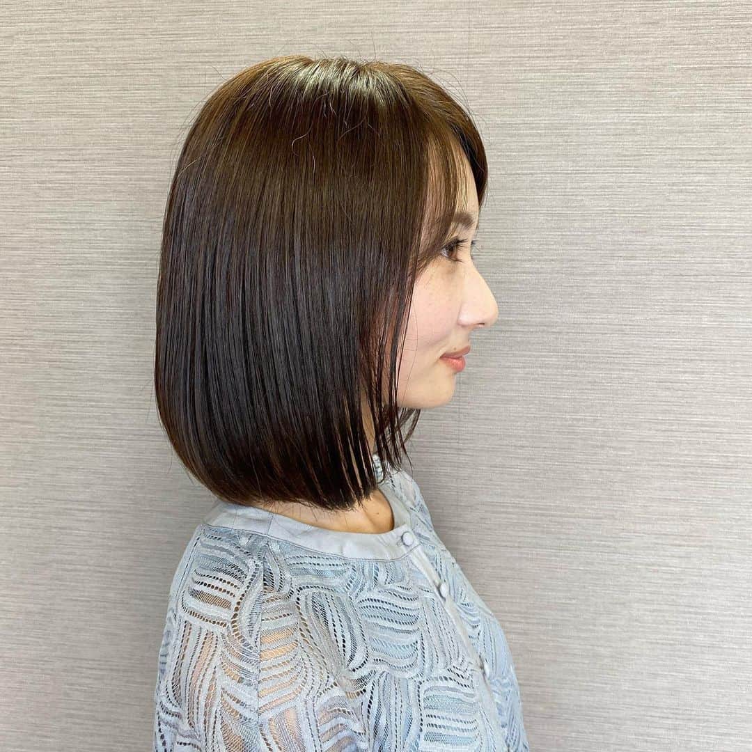 吉田早織のインスタグラム：「・﻿ ダメージを受けていた髪がツルツルに❣️﻿ ﻿ ﻿ 長さも短くしてすっきり✂︎﻿ ﻿ ﻿ 切りたいなーと思っていたところで緊急事態宣言となってしまいやっと美容室に行けました🙌﻿ ﻿ ﻿ ﻿ ﻿佐々木さん、ありがとうございました😊 ﻿ ﻿ ﻿ ﻿ ﻿ ﻿ ﻿ ﻿ #ボブ #ボブヘアー #美容室 #hairstyle #表参道美容室 #トリートメント」