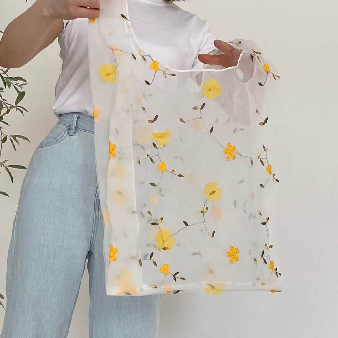 のインスタグラム：「🌷💓 ㅤㅤㅤㅤㅤㅤㅤㅤㅤㅤㅤㅤㅤ クリアメガネかけたときのバッグ👜💐 シアーな素材が今年ぽくて可愛い🥰💕 ㅤㅤㅤㅤㅤㅤㅤㅤㅤㅤㅤㅤㅤ #daily #feeyong #데일리 #희영 #ひよん」