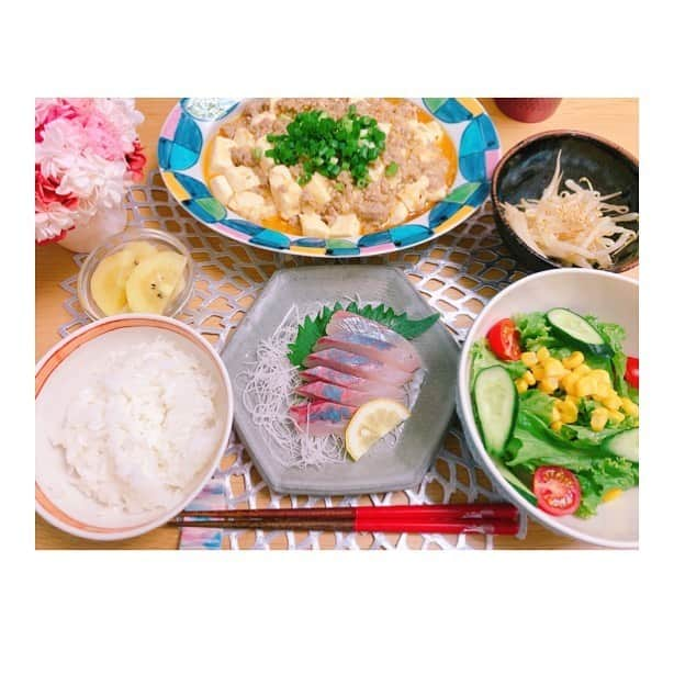 山崎萌絵さんのインスタグラム写真 - (山崎萌絵Instagram)「. 今日の夜ご飯シリーズ🍚 . ☑︎麻婆豆腐 ☑︎もやしのナムル ☑︎ハマチの刺身 ☑︎サラダ ☑︎キウイフルーツ . 麻婆豆腐の味付けは、鶏がらスープ＋味噌＋醤油＋豆板醤＋片栗粉です♪子供のは豆板醤入れる前に取り分けるよ👶 . #おうちごはん  #自炊生活 #夜ご飯  #麻婆豆腐 #鶏がらスープ　入れれば #大体美味しくなる #気がする」6月4日 22時00分 - moeyamasaki.kbc