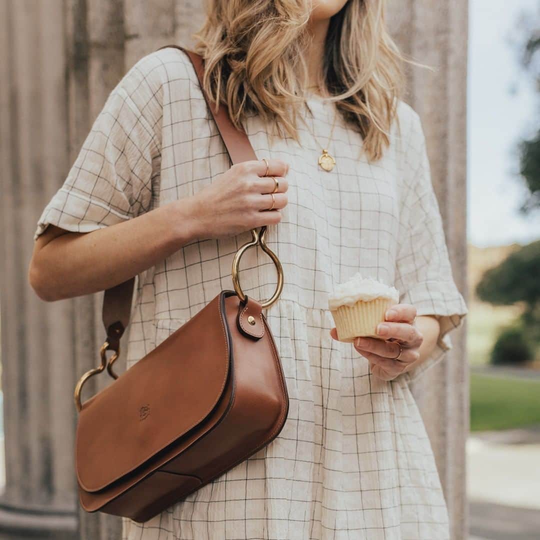 イルビゾンテのインスタグラム：「A cupcake and your favorite bag. What else? 😉 ☆ #ilbisonte #accessories #SS20 #leatherbag #madeinitaly」