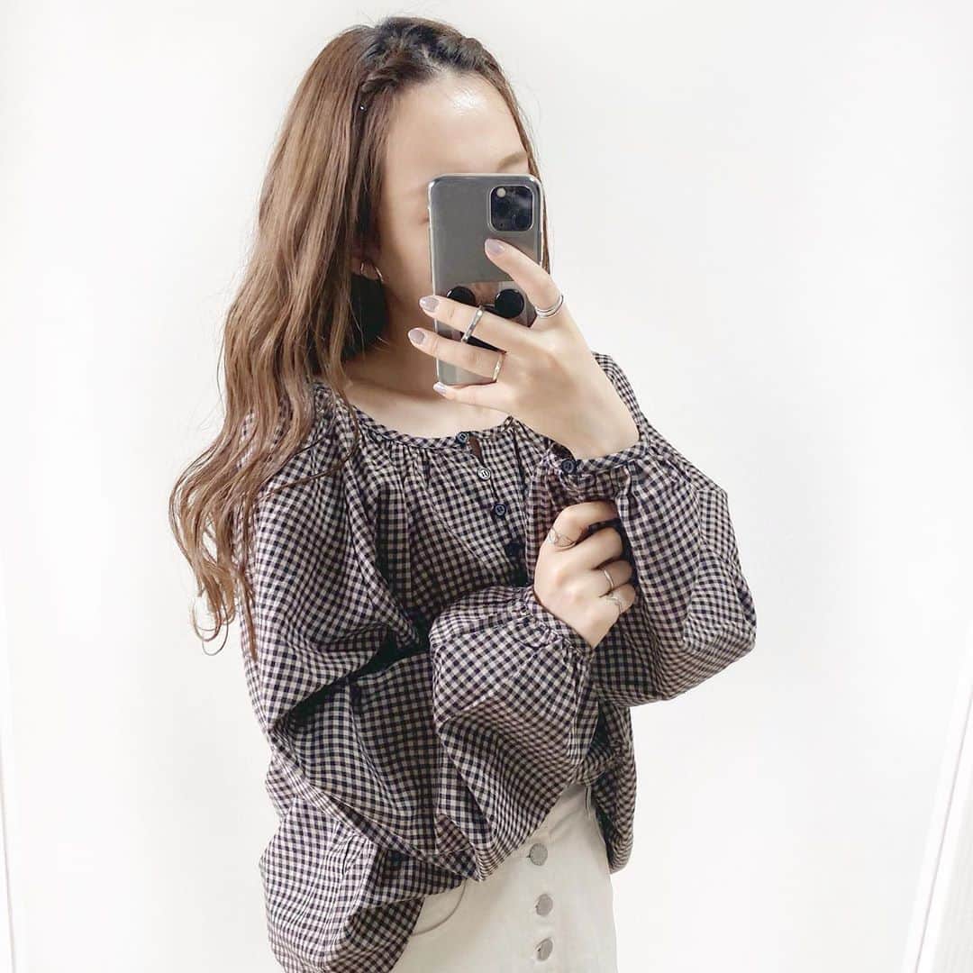 のインスタグラム：「ㅤㅤㅤㅤㅤㅤㅤㅤㅤㅤㅤㅤㅤ ㅤㅤㅤㅤㅤㅤㅤㅤㅤㅤㅤㅤㅤ ㅤㅤㅤㅤㅤㅤㅤㅤㅤㅤㅤㅤㅤ でこっぱちだけど お気に入りコーデ☺️💓 ㅤㅤㅤㅤㅤㅤㅤㅤㅤㅤㅤㅤㅤ 前にWEAR載せたコーデ🍒 ヘアアレンジも含めて女の子らしく デートに着て行きたいなと思ってくみました🥺🧡笑 ㅤㅤㅤㅤㅤㅤㅤㅤㅤㅤㅤㅤㅤ ブラウス一目惚れして予約してて ようやく届いたっっっ🥺❤︎笑 ㅤㅤㅤㅤㅤㅤㅤㅤㅤㅤㅤㅤㅤ 予約商品って自分で注文してるのに 忘れた頃にくるからプレゼント感覚になるのは あるある﹖😂 私だけ﹖☜ ㅤㅤㅤㅤㅤㅤㅤㅤㅤㅤㅤㅤㅤ ㅤㅤㅤㅤㅤㅤㅤㅤㅤㅤㅤㅤㅤ ❤︎ tops : #diosfront ¥4752 ❤︎ skirt : #retrogirl ¥3190 ❤︎ bag : #theatreproducts ¥4400 ㅤㅤㅤㅤㅤㅤㅤㅤㅤㅤㅤㅤㅤ ㅤㅤㅤㅤㅤㅤㅤㅤㅤㅤㅤㅤㅤ 最近はこの前ちらっと言った報告の為に 毎日打ち合わせしていて動画編集や テンプレの投稿が遅くなってすみません😭💦 ㅤㅤㅤㅤㅤㅤㅤㅤㅤㅤㅤㅤㅤ 明日ストーリーテンプレ投稿するので リクエスト頂いてた方見てくださる方は 遊びに来てくださいっ🙇‍♀️💓！ ㅤㅤㅤㅤㅤㅤㅤㅤㅤㅤㅤㅤㅤ ㅤㅤㅤㅤㅤㅤㅤㅤㅤㅤㅤㅤㅤ 今日も最後まで見てくださり ありがとうございました☺️🍒 ㅤㅤㅤㅤㅤㅤㅤㅤㅤㅤㅤㅤㅤ ㅤㅤㅤㅤㅤㅤㅤㅤㅤㅤㅤㅤㅤ #harucd ㅤㅤㅤㅤㅤㅤㅤㅤㅤㅤㅤㅤㅤ  ㅤㅤㅤㅤㅤㅤㅤㅤㅤㅤㅤㅤㅤ」