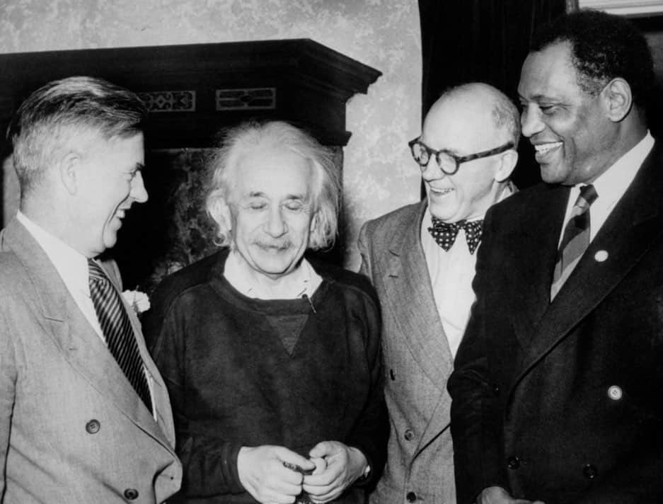 アルベルト・アインシュタインさんのインスタグラム写真 - (アルベルト・アインシュタインInstagram)「#ThrowbackThursday: A photo taken at Einstein's home in October, 1947. Einstein enjoyed a 20-year friendship with civil rights leader and singer Paul Robeson (far right). Also shown are former vice president Henry Wallace (left) and Lewis L. Wallace of Princeton University (second from right). (Photo: Bettmann Archive)」6月4日 22時01分 - alberteinstein