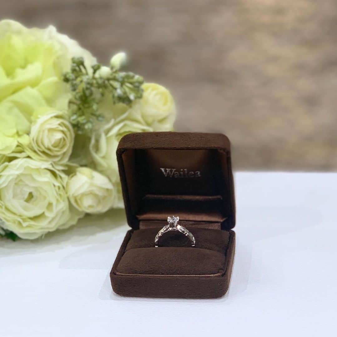 ハワイアンジュエリーのWailea（ワイレア）さんのインスタグラム写真 - (ハワイアンジュエリーのWailea（ワイレア）Instagram)「ハワイアンジュエリーが好きだから…」とご婚約指輪を選ばれるのも素敵ですね💍✨ . オーダーでは、素材・デザイン・ダイヤモンド・文字の刻印などをお選びいただくことが出来、ハワイの職人が手彫りでお仕上げいたします。 . お相手様への大切な贈り物だからこそ ふたつとないリングを オーダー されてみてはいかがですか？👰🏽🤵🏽❤️ （シリーズによってダイヤモンドがお選びいただけない場合がございます。） . . . #wailea #ワイレア #ハワイ #ハワイアンジュエリー #hawaiianjewelry #新宿高島屋 #Shinjuku #shinjukutakashimaya #ブライダルリング #bridal #結婚指輪 #マリッジリング #婚約指輪 #エンゲージリング #プロポーズ #プレ花嫁 #オーダーメイドジュエリー」6月4日 22時11分 - wailea.hawaii