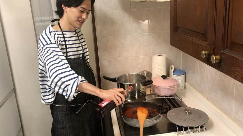 TOPCOAT【公式】さんのインスタグラム写真 - (TOPCOAT【公式】Instagram)「#山本直寛でも出来る シリーズ👨‍🍳 ついに第10弾公開🎉  今回は映画『#ゴッドファーザー』に登場する #ミートボールスパゲッティ🍝を再現❗️ YouTubeにて公開中🎬 youtu.be/SuOvra9AKwQ  #山本直寛 #トップコート #トップコートランド #料理男子  #母撮影  #映画飯 #山本飯」6月4日 22時05分 - topcoat_staff