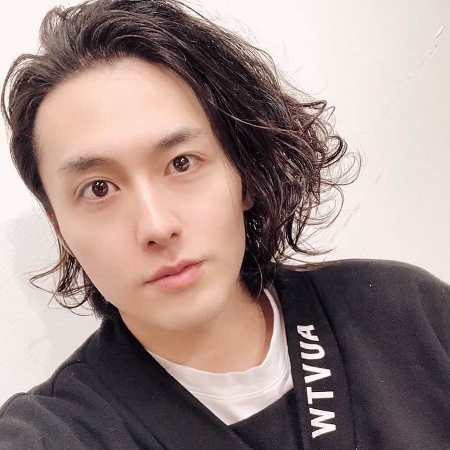稲垣成弥のインスタグラム：「久しぶりに投稿してみた。 次回は、6月20日（土）！ 楽しみにしていてください！  https://live.nicovideo.jp/watch/lv326224753  #稲垣成弥 #他力本願 #稲垣成弥の他力本願12 #振り返り4 #利きスイーツ #スイーツ #スイーツ雑学クイズ #コンビニスイーツ #セブンイレブン #シュークリーム  https://youtu.be/OnyuCszKEuI ※雑学クイズ配信中」