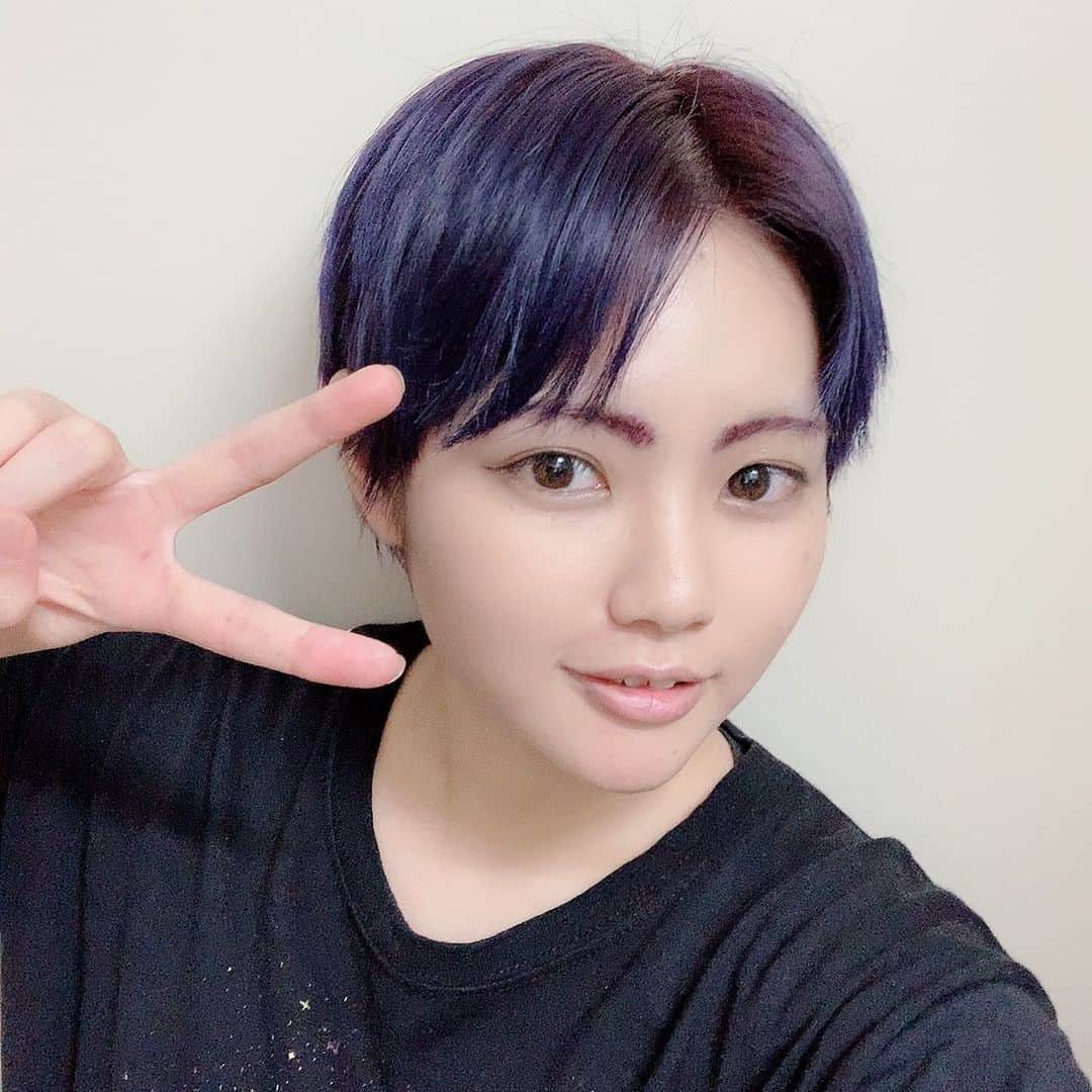 のインスタグラム：「Thank you for watch #instalive  #派手髪#haircolor#purplehair#センター分け #instastyle #purple#紫髪 #派手髪ショート #ショートヘア#short #genderless#ジェンダーレス」