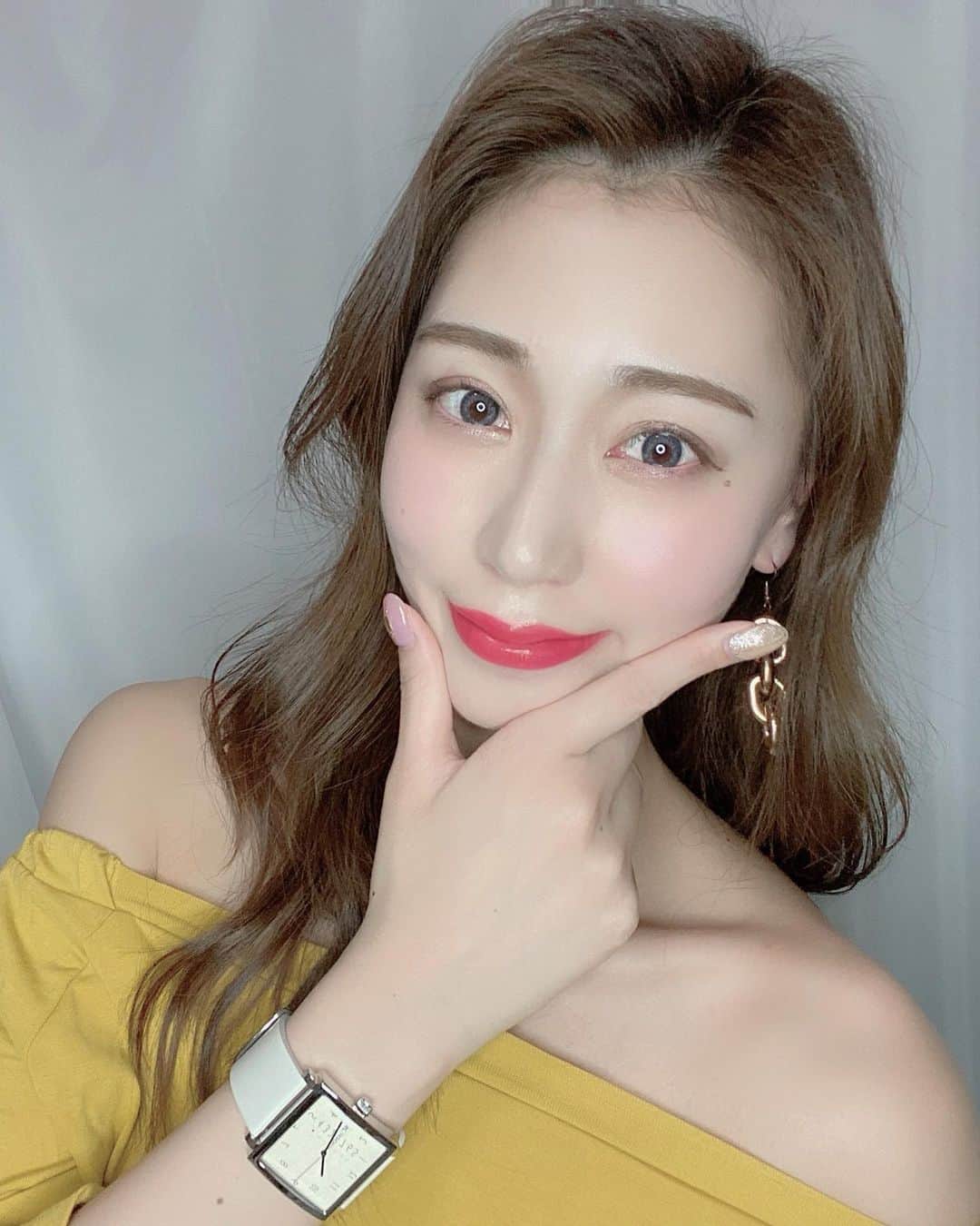 のインスタグラム：「. こんばんは🧸🌙 . スクエアタイプの時計、 存在感もあって可愛い💟 . 10%OFFクーポンコード↓ 『harukes』⌚️ .  #nomonday#ノーマンデー#腕時計#時計#手元倶楽部 #instafashion#instagood#watch#white」
