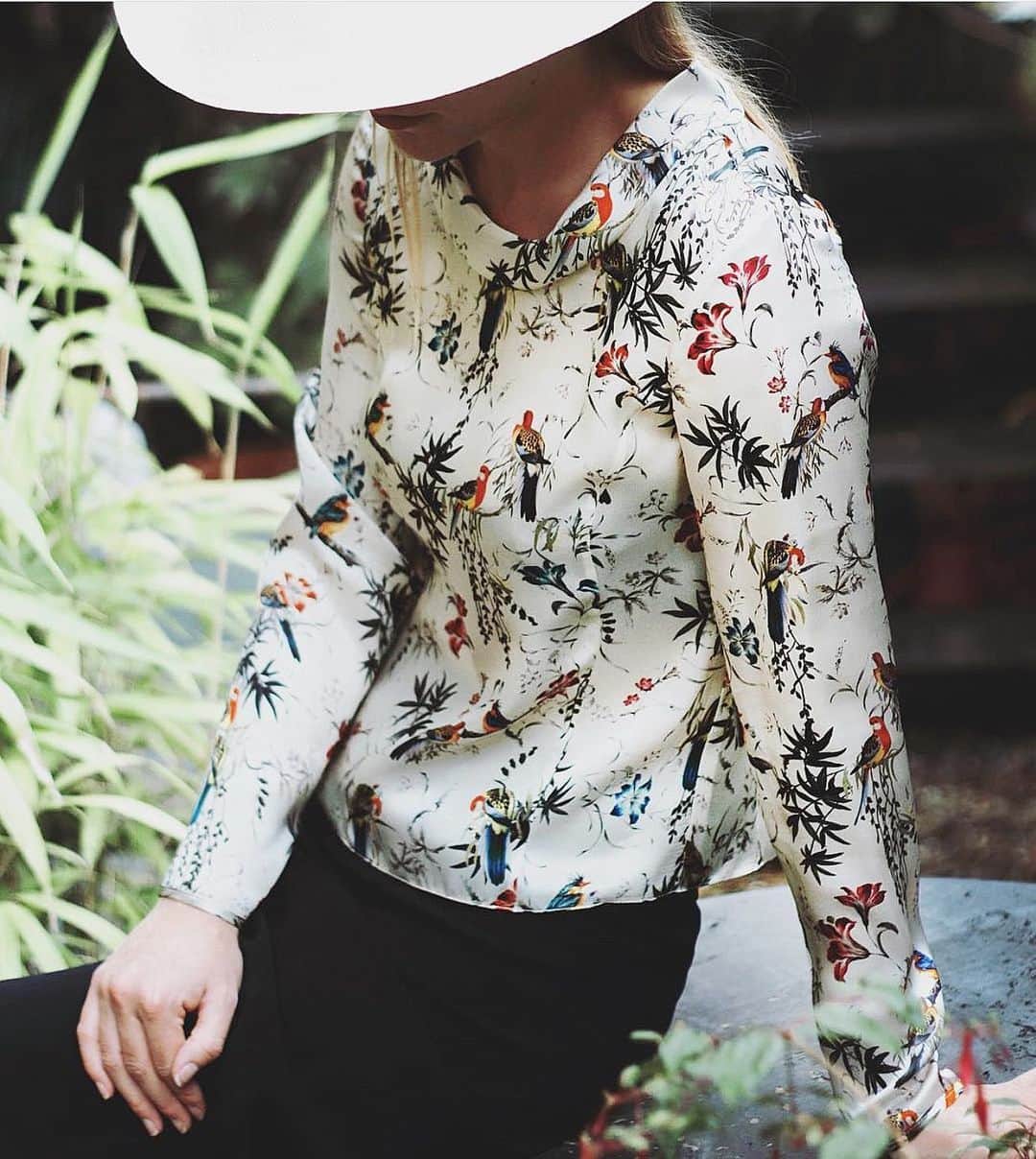 キャロライン チャールズのインスタグラム：「Taking inspiration from nature and the beauty we are all surrounded by in our daily lives. Luxurious silk prints with fine tailoring.  #nature #wildlife #floral #birds #prints #floralprints #silk #fabrics #luxury #luxurylifestyle #style #lifestyle #fashion #fashionstyle #fashionista #instafashion #england #london #british #britishfashion #britishdesign #britishdesigner #ootd #fashionphotography #spring #springsummer #summerstyle #summerfashion #ladieswear #womenswear」