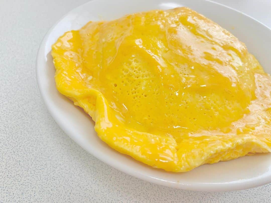 八木沙季のインスタグラム：「🍳🍳 . 最近オムライス作ったんですが 出来上がりは天津飯でした。 なんでこんな分厚いん？ ただ味はめっちゃおいしかった💓💓 .」