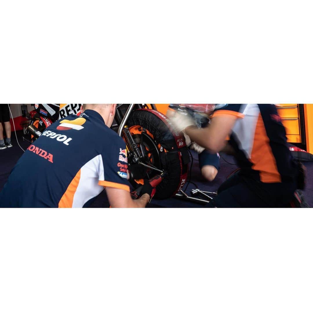 レプソル・ホンダのインスタグラム：「In the middle of the action. Swipe 👈 to get a closer look. ⠀⠀⠀⠀⠀⠀⠀⠀⠀ @snapon_uk」
