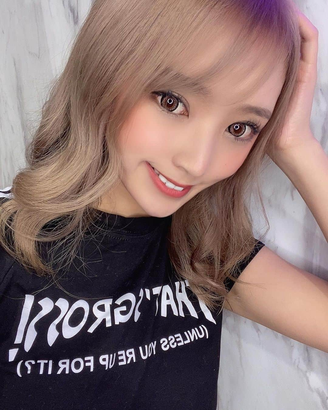 yurikaさんのインスタグラム写真 - (yurikaInstagram)「﻿ ﻿ ✔︎New color💇🏼‍♀️﻿ ﻿ ﻿ 久しぶりにハイトーン🌟﻿ 髪色良すぎる〜﻿ ﻿ ﻿ 夏に向けてギャルに🖤🖤🖤﻿ ﻿ ﻿ 次はエクつけにいこーっと😍﻿ ロング復活させるのだ！﻿ ﻿ #カラー #ハイトーン #ミルクティーベージュ #巻き髪 #美容室 #ギャル #ミナミ #心斎橋 #北新地 #美容 #おしゃれ #かわいい #ファッション #整形 #メイク #カラコン #haircolor #newhair #beauty #makeup #fashion」6月4日 22時14分 - yurichan_819