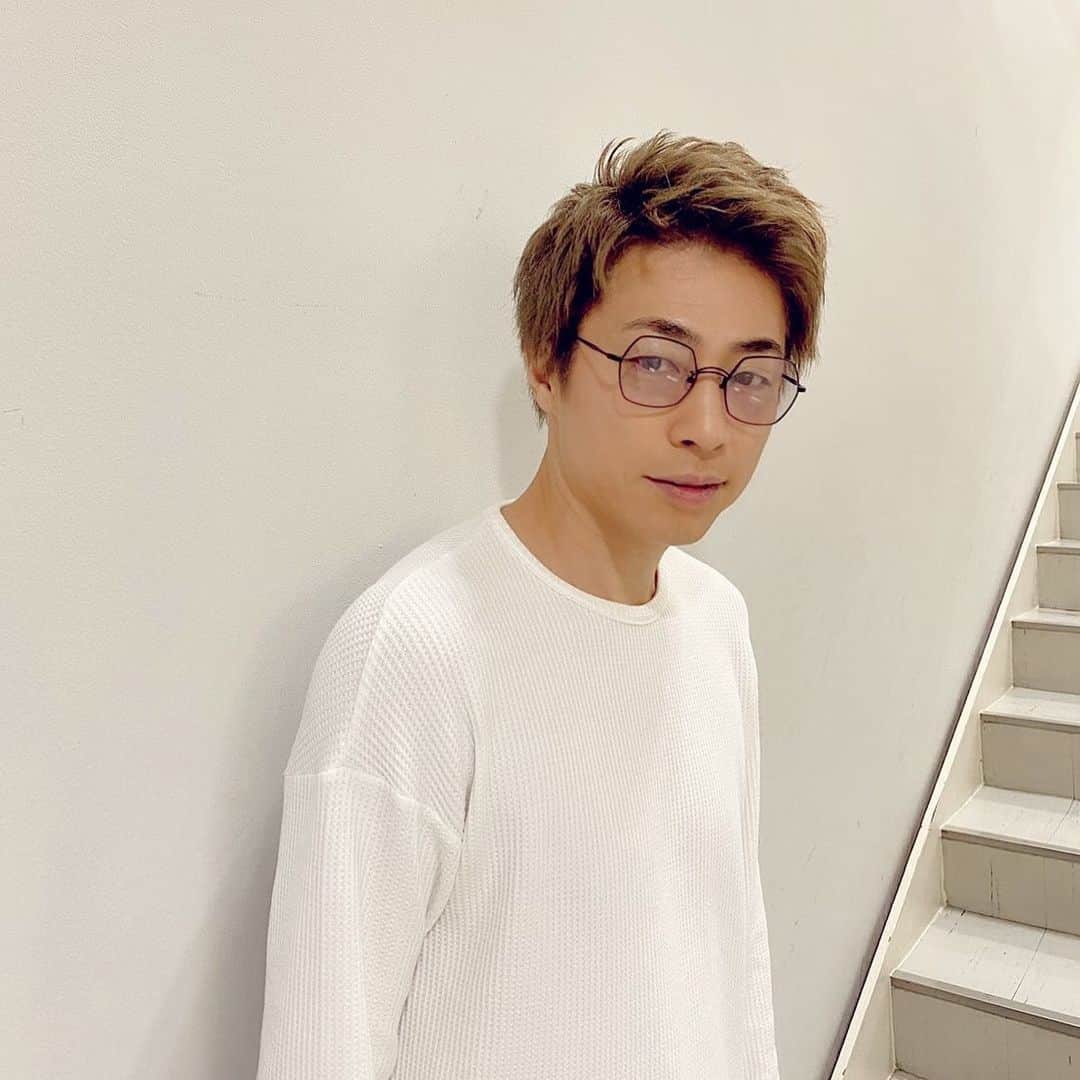 田村淳のインスタグラム：「新しいメガネ作りました！ あっ！俺 メガネ屋さんやってるんですよ (知らない人いるよね)  このメガネ知的に見えるメガネです 知的じゃなくても、 このメガネするだけで 知的に見えます！  BASE atsushimeganeにて まもなく発売」