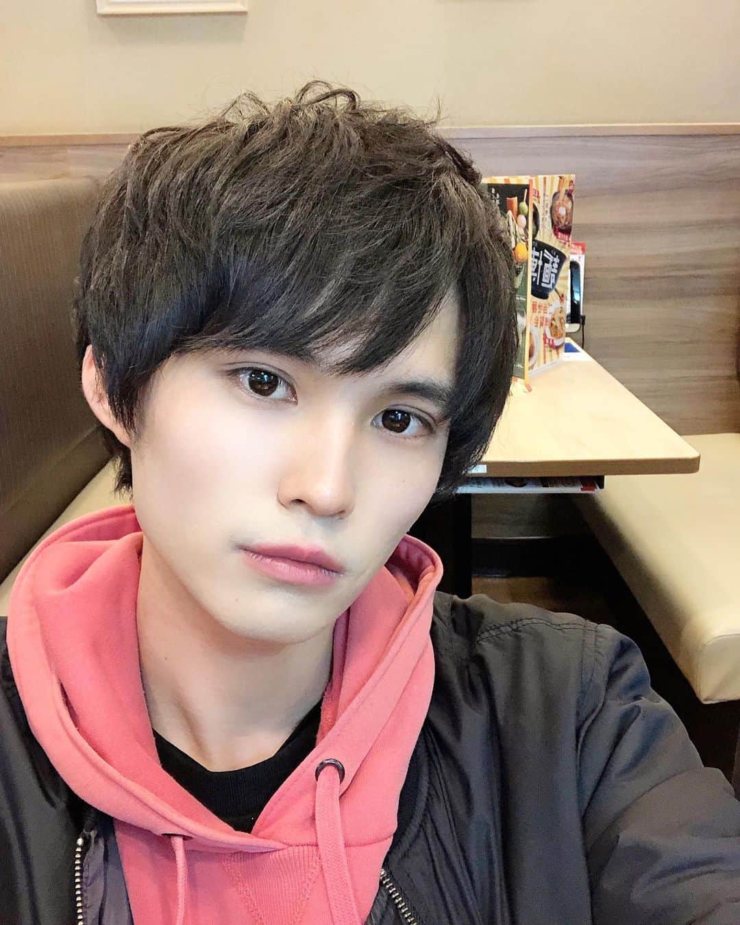 前田康士朗のインスタグラム：「どこのファミレスでしょ〜か！ . . . #俳優  #モデル」