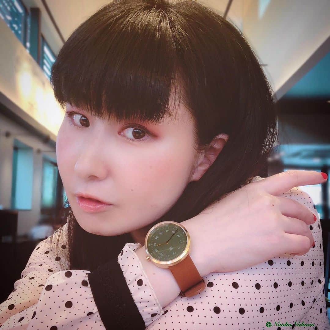 中野菜保子さんのインスタグラム写真 - (中野菜保子Instagram)「. 「職人魂☆」 @mavenjapan . 写真は🍎🍎🍎🍎🍎枚です☆ . 1:名を職人魂という時計 2:中野の手 3:アルカイック . . ご機嫌いかがですか？（≧∇≦）？ . .  マルチ中野は ↑ジブンで言ってくシステム 基本的に なんでも面白がるので クリエイティブ系の いろんなタイプの お仕事をします🎭 . . 反面、 職人肌なので 知ったかぶりする人や 杓子定規なヒトや 無難なヒトと 合わないコトが 多々あります。 . . 良さが潰れるコトも しばしばなので 思ったコトは ちゃんと言います😌✨✨ . . 職人魂が 理解できるヒトとだけ なるべくお仕事する。 . いま けっこう恵まれている ほうやなと思いつつ まだまだ 理解者は少ないから 職人中野は 引き続きいい仕事を してみせていこうと 思っています🍓🍓🍓 . . そんなワタシの 腕に光る時計は 「mavenwatches(マベンウォッチズ・@mavenjapan)」の 「The ARTISAN(アーティシャン)」シリーズ . . シリーズの中でも ひときわ個性を放つ 「DUSTY OLIVE BROWN」 . . イタリアンレザーのブラウンと くすんだオリーブの バイカラーが めっちゃセンス高い🌈🌈🌈 . . 【10%OFFクーポンコード】 「naokoen」使用で 10%OFFになります💰 (使用期限:2020年5月14日) . 横から見ても厚みのある 金属フレームの時計ですが 自然を思わせるオリーブと 都会的でクールな金属が 絶妙なハーモニー🎶🎶🎶 . . ワタシも絶妙なバランスの 職人魂を発揮したい🍀🍀🍀 . ほな、 良い夜をお過ごし下さい☆ ＊ ＊ ＊ #マベン #マベンウォッチズ #時計 #腕時計 #mavenwatches #artisan #唯一無二 #オリーブ #ダスティオリーブ #メンズライク #ユニセックス  #イタリアンレザー #職人魂 #アーティシャン #シンプルコーデ #クールな人  #変幻自在 #中野菜保子 #俳優 #actor #moviestar #model #大丈夫 #ヘプバーン #一所懸命 #アルカイックスマイル  #アーバンナチュラル な人 #手洗いうがい忘れずに @mavenjapan @syanhaijitensya」6月4日 22時29分 - naokonakano8319