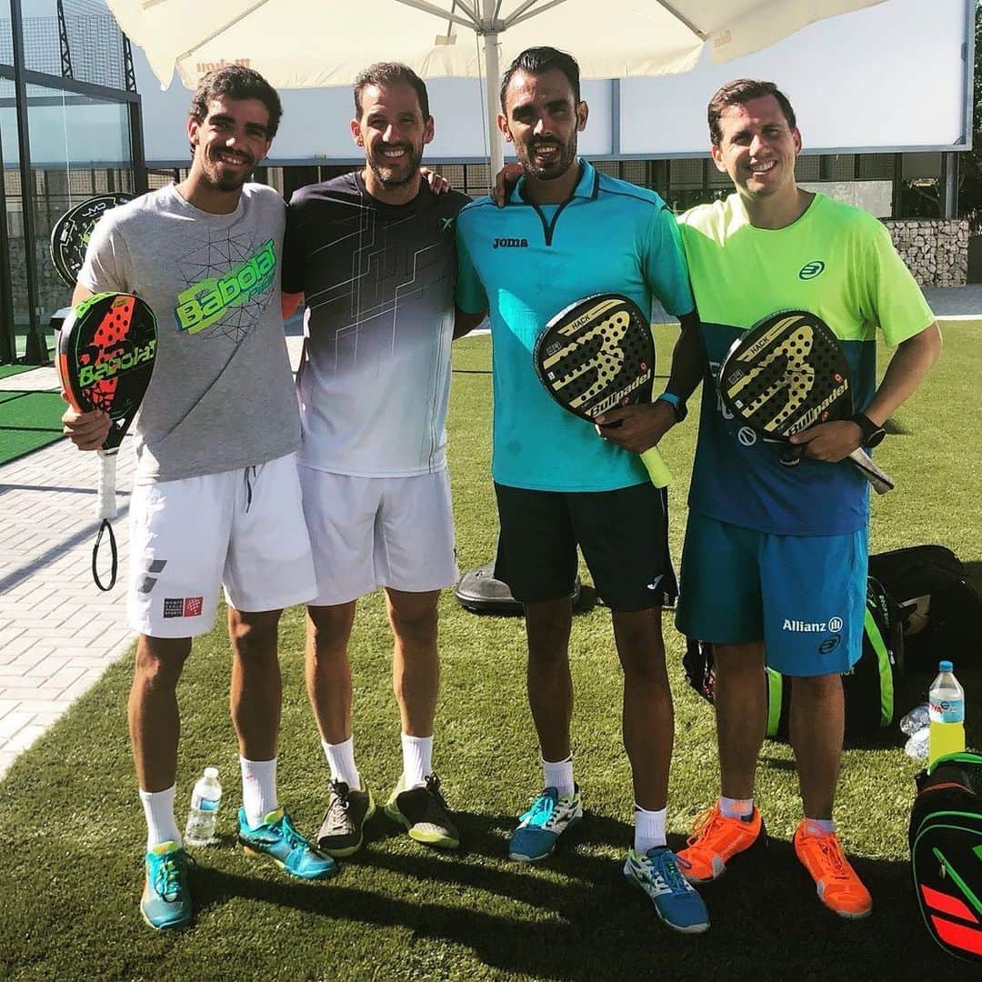 ジョルディ・コディーナのインスタグラム：「Os suena alguno de estos? 😂 hace ya un par de añitos... @juanmartin_diaz @jlebronc @navarro_paquito #tbt #padel」