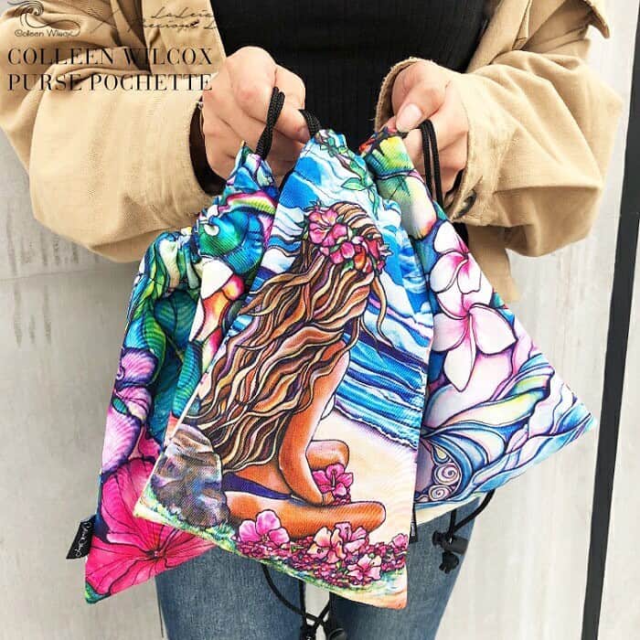 ラレイアのインスタグラム：「🌺 今こちら売れてます🧡 ・ ポシェットにもなる巾着😍✨ アートは選べる3タイプ！ 一つ¥1,500+taxです😊🌈 ・ そして #楽天 スーパーSALEスタートしました👏✨ 今だけ限定のUP TO 60%OFFセールも開催中！ クーポンもご利用可能なのでぜひお見逃しなく🌴💓 ・ ・ ・ ---La Leia Precious Life(ラレイア)--- @laleia_official ・ 楽天市場店 https://www.rakuten.co.jp/laleia-p-life/ ・ au wowma店 https://wowma.jp/user/52666346 ・ Yahooショッピング店 https://shopping.geocities.jp/laleia-p-life/ ・ ・ @laleia_official  @colleenwilcoxgallery_jp  #colleenwilcox#art#hawaii#aloha#surf#beach#laleia#ハワイ#フォトジェニック#インスタ映え#インスタ女子#アロハ#ビーチ#海を感じる雑貨#ラレイア#アート#ビーチガール#サーフスタイル#大人カジュアル#ポシェット#コリーンウィルコックス#ギフト#プレゼント#楽天スーパーセール」