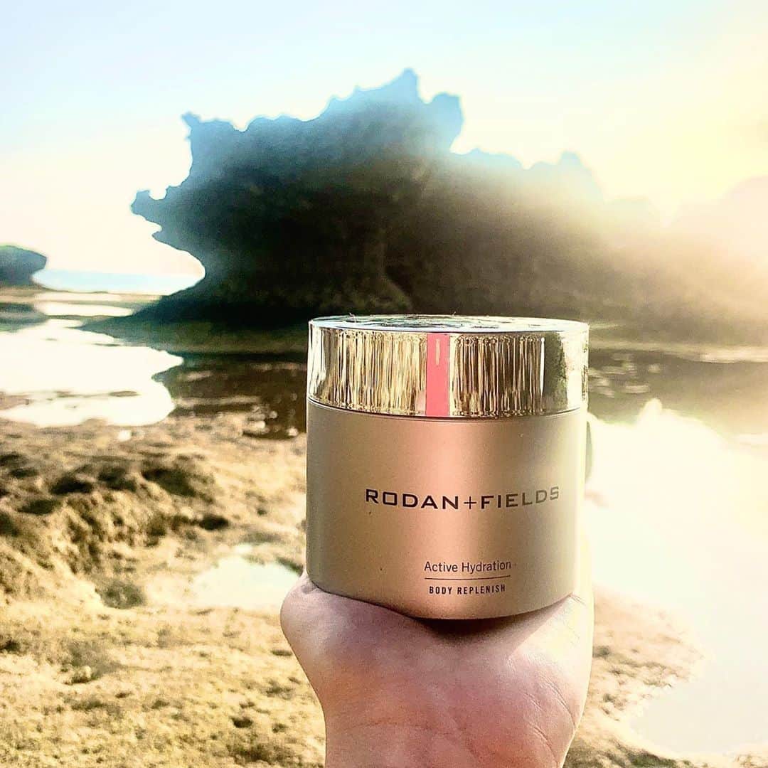 のインスタグラム：「My favorite body cream 🤭✨ 私が信じられないほど好きな ボディークリーム。  普通のボディークリームかと 思いきや塗ってみると 「ワォ✨🤣」 . 塗るたびに感動してる。  こんな気持ちのいいボディークリームに 今まで会ったことない  すっごくおいしいアイスクリーム 食べた時の美味しすぎて 「ちょっともう一回😆」 ってなる感覚。わかる？笑  すーっと肌の奥の方まで 分子がなくなっちゃった かのように浸透していく。  暑い国でも寒い国でも 海外行くときは私は絶対必要。 少なくなると市販の ボディークリーム買い足して これは大事なときの為に 取っておくくらい🤣  なんとなく使ってたこの商品 調べてみるとヒアルロン酸が た〜っぷりはいっていて ”3D3Pマトリックス” ってロダン独自のテクノロジー でお肌に潤いの膜を作って お肌を乾燥から守ってくれてた。  私なんか凄いものつけてたんだなぁ。  ベタつかないし 匂いもやさしくて とっても好き💓  コロナで手荒れしてる人 是非試してみて。 大人の白くなったかかとひじひざ も1発で治る✨  これから足を出していくシーズン 爪先、かかと細かい所まで 潤っていこ💓  父の日のギフトにもあげたいな🎁✨ 私のインスタのプロフィールからご購入頂けます♪ . . 是非試してみてね♪ . .  #bodycare #skincare #smoothskin #favorite #love  #rodanandfields #rodanandfieldsjapan  #スキンケア #美容オタク #ロダンアンドフィールズ  #おうちじかん  #美容  #日本上陸 #全米ナンバーワン　 #ボディークリーム #潤い肌 #美肌 #保湿 #水分補給 #乾燥肌 #ヒアルロン酸  #オイルフリー  #musthave #ロダンアンドフィールズShan」