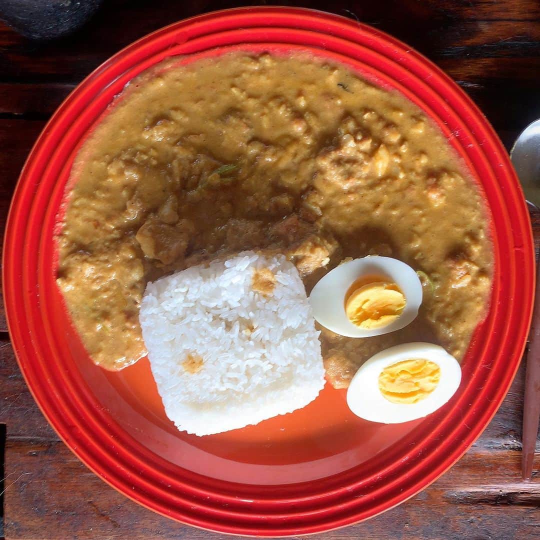池内万作さんのインスタグラム写真 - (池内万作Instagram)「お昼ご飯にみちょ食堂さんのバターチキンカレーを。 やむやむ。 お皿は御殿場のアウトレットで買ったもの。 新しいエリアがオープンしたおかげでル・クルーゼのお皿が半額でゲット！ いやーラッキーだわ。 これからはこのお皿がちょいちょい登場すると思いますのでお見知りおきを♪ #みちょ食堂 #イケウチ家の食卓 #ルクルーゼ」6月4日 13時39分 - mandeshita