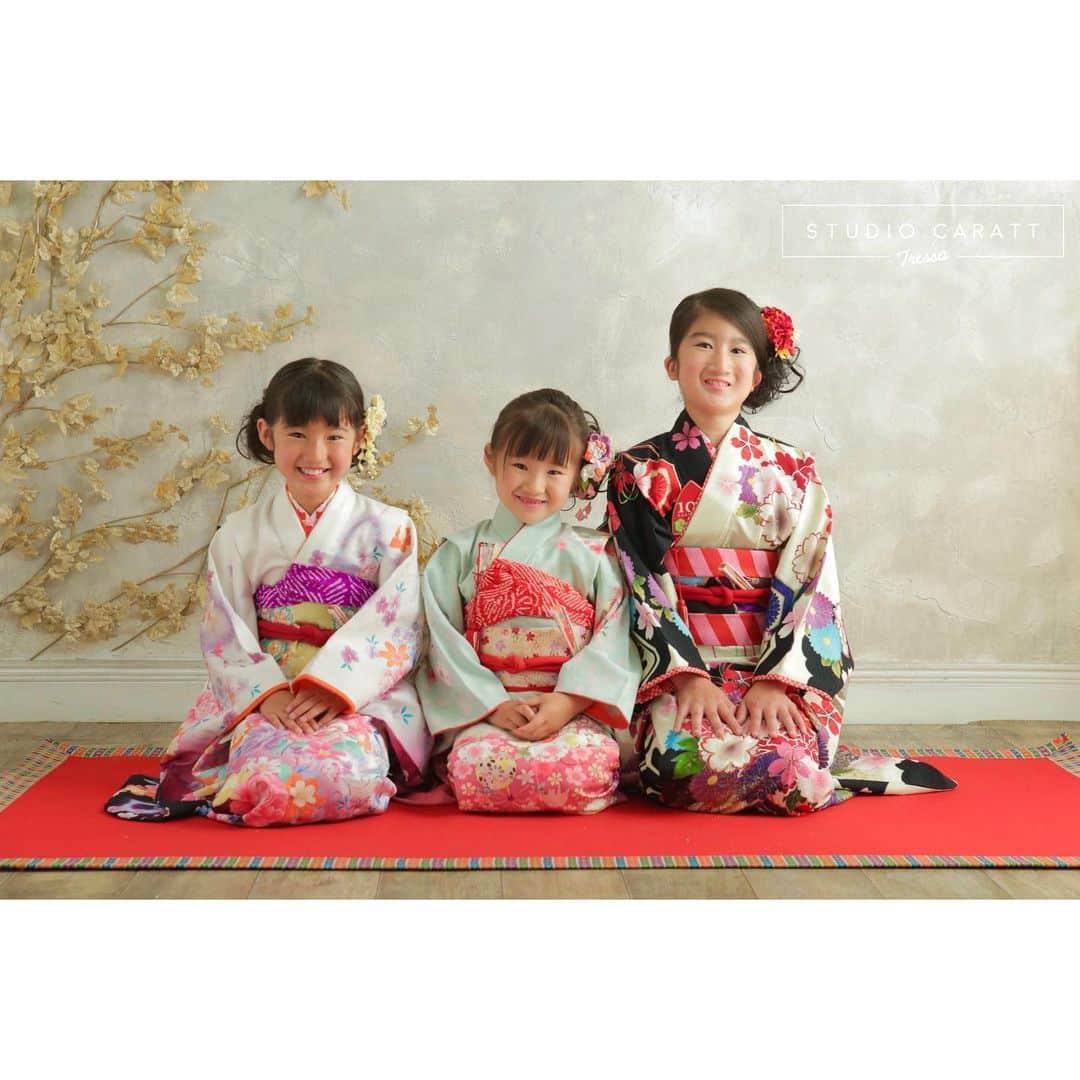 のインスタグラム：「可愛く3姉妹で七五三撮影🌸 キャラットでは兄弟衣装も無料プランがあります✨  #スタジオキャラット #スタジオキャラットトレッサ横浜店 #studiocaratt #七五三 #七五三7歳#女の子 #七五三撮影 #七五三着物 #着物 #kimono #撮影 #kids #kidsfashion #children #かわいい #七五三ヘア #こども」