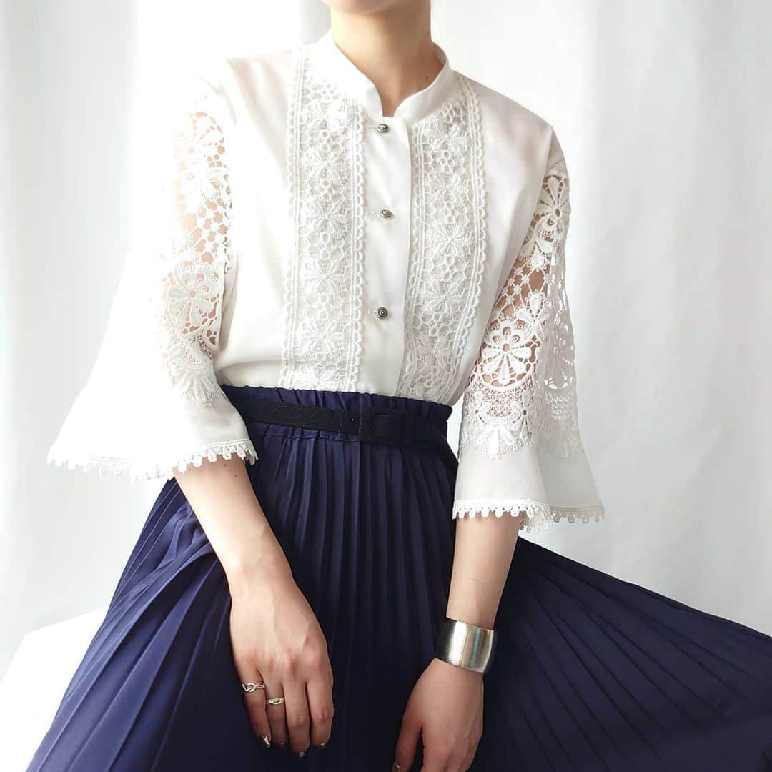 吉祥寺 古着屋 Orfeoのインスタグラム：「70's Tyrolean Lace Sleeve Blouse  #orfeo #kichijoji #tokyo #vintage #used #fashion #coordinate #outfit  掲載商品のお問い合わせはインスタグラムのプロフィール記載のメールアドレス宛にお願いいたします。コメント、DMでのお問い合わせは受け付けておりませんのでご了承ください。」