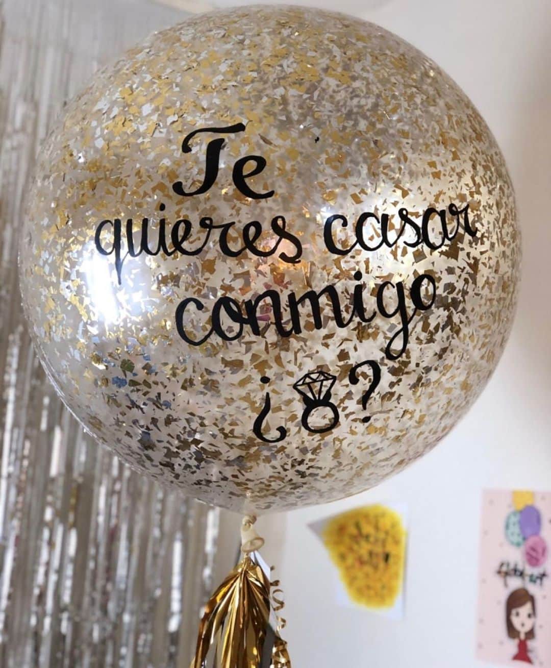 ホセ・レイエスのインスタグラム：「Lo borro en un rato 😭🤍💍 A pesar de la situación actual (COVID-19), ayer comenzó una nueva etapa en mi vida y la verdad valió la pena. Sé que no será fácil, pero estoy seguro que todo saldrá bien.  Tengo el corazón lleno de amor❤ y quiero gritarlo a los 4 vientos.🥰 Creo que uno nunca debe decir que nunca hará algo, por que soy la prueba viva de que en un segundo de la vida te puede cambiar para siempre.  Me siento muy emocionado y quiero compartir con ustedes este bello momento.❤ Gracias a mis seres queridos por su apoyo y espero que sigan conmigo en este nuevo proyecto de vida! MUCHAS GRACIAS A TODOS🙌 .....Hoy me convierto en vendedor de globos inflables🎈🎈😍」