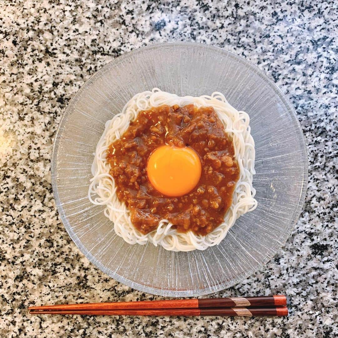 仲間リサさんのインスタグラム写真 - (仲間リサInstagram)「台湾混ぜ麺🍜﻿ 最近、お昼は麺が多くなってきました.﻿ ﻿ トッピングは卵黄だけでシンプルに.﻿ +青ねぎ・海苔・トマト・ニラなどなど入れても◎﻿ 素麺はもち麦素麺を見かけたので、もち麦素麺を使って♪﻿ ﻿ ﻿ #台湾混ぜ麺﻿ #もち麦素麺　﻿」6月4日 13時54分 - lisa_nakama_