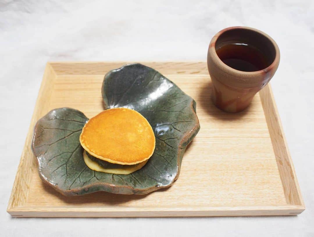 酒井千佳さんのインスタグラム写真 - (酒井千佳Instagram)「* 家にあった抹茶あんを使いたくて どら焼きを焼いてみた。  米粉使ってもっちりさせたよ。  お気に入りの葉っぱのお皿と 備前のコップは どちらもかなり前に作ったもの。  ノンカフェはルイボスティです。  #ヘルシースイーツ #手作りどら焼き #和食器 #和食器のある暮らし #糖質制限 #妊娠糖尿病 #糖尿病食 #どら焼きとうつわを焼く女 #陶芸作品 #トウキクリエイター #織部 #備前焼 #妊娠後期  #切迫早産 #ノンカフェイン #マタニティライフ  #さかいさんちのごはん #暮らしにゆとりを」6月4日 13時50分 - sakaichikaaaa