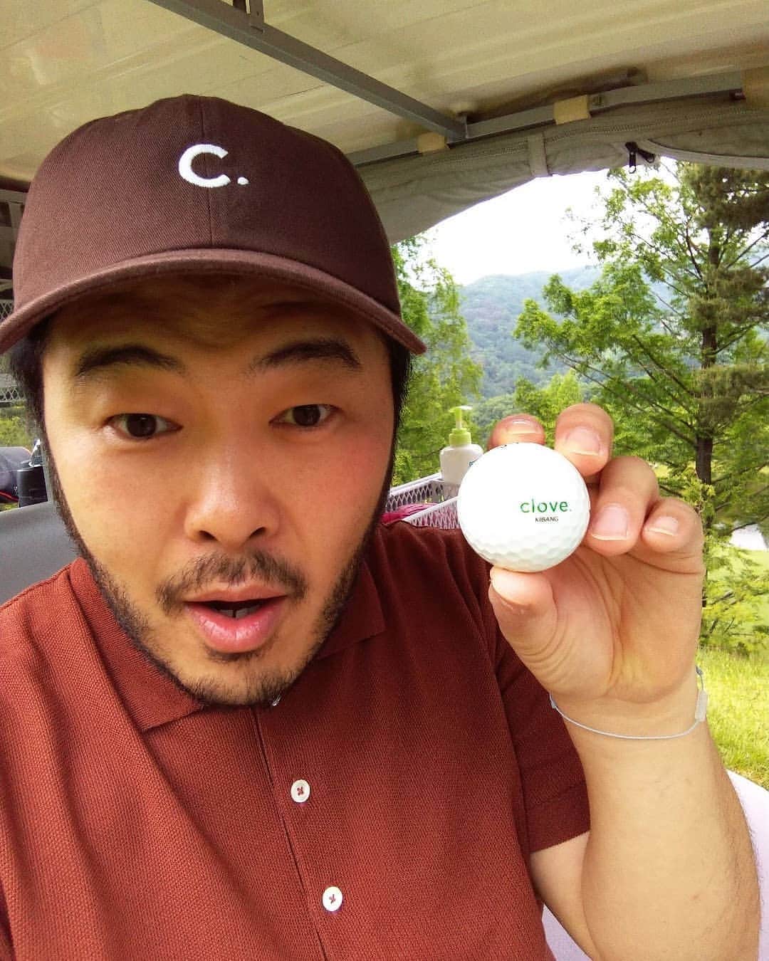 キム・ギバンのインスタグラム：「. 별거 아닌 듯 하지만 꽤 기분좋네! 골프공에 내이름이 똭!! 고마워요~ #클로브 . #내이름으로골프공을기부하고왔다 #기부천사」