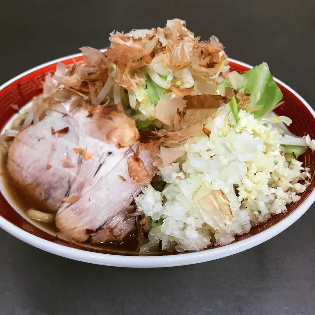 桜井誠のインスタグラム：「今日の自作ラーメンは、かつて松陰神社駅裏にあり、惜しまれつつも閉店した二郎インスパイアの「辰屋」リスペクトで「辰醤油」  数年前の味の記憶を辿りつつ目指した味はかなり近く、食べながら思い出し泣きしそうになったほど。 鰹節の旨みと、細かく刻んだ玉ねぎが特徴的。 麺は南部小麦が無かったので王道のオーションで。 あのプリモチの麺にはならなかったけど、似た味を食べることができて大満足。 これは定期的に作らなくては。  #自作ラーメン　#二郎系ラーメン  #二郎インスパイア　#辰屋　#脂少なめ #松陰神社前　#桜井食堂　#桜井食堂ラーメン部　#食い過ぎたんで　#走ってきます」