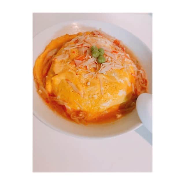 前田ゆかのインスタグラム：「分散登校という形で今週から子供達の学校が始まりました。  新しい日常スタイルはwithコロナ 短縮、分散と工夫しながら予防する新たな歩みがスタートしています。  お弁当作りはまだですが、朝からお昼がとても早く感じます。  長男はお昼で帰ってくるので たまに食べたくなる甘酢天津丼！  中のごはんには大豆ミンチとニラを炒めてごはんを混ぜ合わせています。 スタミナとボリューム感！  今までの 自粛期間ゆったりモードからかなりの切り替えが必要そうです☻  #おうちごはん #分散登校 #新しい日常のはじまり  #maeyukareshipi」