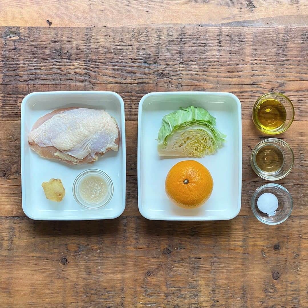 無印良品さんのインスタグラム写真 - (無印良品Instagram)「【Café&Meal MUJI】ゆで鶏と柑橘のサラダ - 今の季節においしく食べられる「ゆで鶏と柑橘のサラダ」のレシピを紹介します。 案内するのは、Café＆Meal MUJI 青葉台東急スクエア の松尾シェフ。 - ・材料（2人前） 鶏むね肉　1/2枚（約150g） 塩こうじ　大さじ2 チューブ生姜　2㎝くらい - キャベツ　1/8玉（約150g） 甘夏　1個 はちみつ　大さじ2 オリーブオイル　大さじ2 塩　小さじ1 黒こしょう　少々 - ・ゆで鶏のつくり方 1. 鶏むね肉の表面に、塩こうじがなじみやすいように竹串やフォークで穴をあける（皮は好みで取り除いても）。 2. フリーザーバッグに鶏肉と塩こうじ、生姜を入れ、塩こうじが全体になじむようにもみ込み、冷蔵庫で一晩寝かせる。 3. 鍋でお湯を沸かし（2）をフリーザーバッグごと入れ、30秒沸騰させたら火を止める。鍋に入れたまま、常温で約2時間冷ます。 4．冷ました鶏肉をひと口大に切る。 - ・サラダの仕上げ方 1．甘夏の皮と薄皮をむき、はちみつと合わせなじませる。 2．キャベツはひと口大に切る。小さじ1の塩を入れたお湯で、さっとゆで、流水で冷ましたあと、水を切る。 3．ゆで鶏をオリーブオイル、塩、こしょうで和える。 4．甘夏、キャベツ、ゆで鶏を合わせてできあがり。 - ＜シェフのおすすめアレンジ＞ 「ゆで鶏のごまだれ」 ゆで鶏をスライスし、細切りレタス、千切りにしたきゅうり、プチトマトと一緒に盛り付けます。練りごま、しょう油、酢、砂糖を合わせたごまだれをかけて召し上がりください。 - 今回レシピを教えてくれたのは松尾 瞳シェフ。 カフェやフレンチレストランなどで勤務したあと、複数の Café&Meal MUJI のシェフを経験し、現在は 青葉台東急スクエア 店で、旬の食材を使ったデリやデザートを、毎日つくっています。 「北欧の食器が大好き。旅行先で購入したり、かわいい食器を集めてます。大好きな食器に囲まれた生活がとても心地よいです。」 - #無印良品 #MUJI #CaféandMealMUJI #CaféMUJI #レシピ #簡単レシピ #手料理 #手作り #暮らし #stayhome #おうち時間 #サラダ #献立 #夜ごはん #柑橘 #鶏肉レシピ #鶏むね #塩こうじ #甘夏」6月4日 14時00分 - muji_global