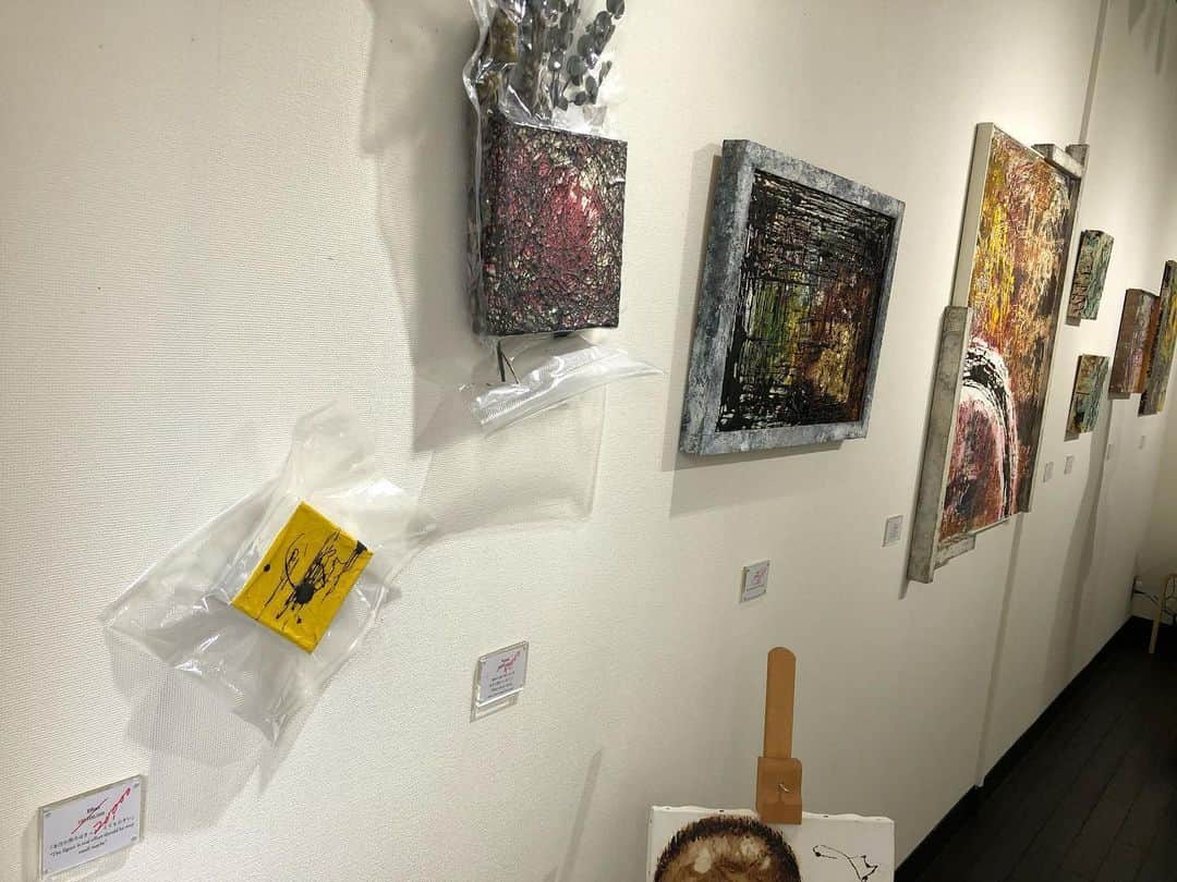 たかはしゆいさんのインスタグラム写真 - (たかはしゆいInstagram)「・ 知り合いの個展に行ってきました。 ・ 芸術とは奥が深い。 ・ 今はできないけど、世界を飛び回って絵を描いているんだって♪ ・ その行動力を見習いたい。 ・ #個展 #minori さん #コーヒー  #芸術作品」6月4日 14時11分 - t.yuirin