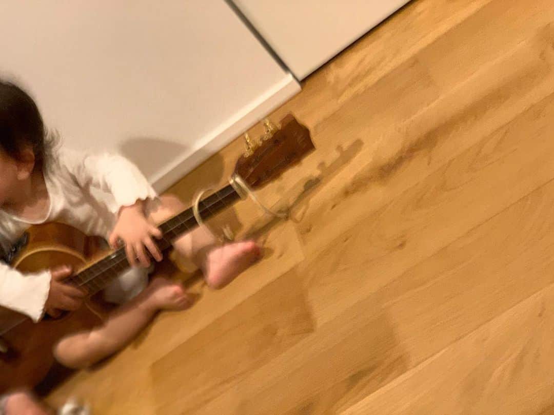 のインスタグラム：「姉にウクレレを教わる妹。  一瞬消そうと思ったブレた写真だけどなんかいい👶  コロナに人種差別に色々な事があり過ぎて、警戒や不安や疑問が入り乱れる日々。  未来はどんな色？」