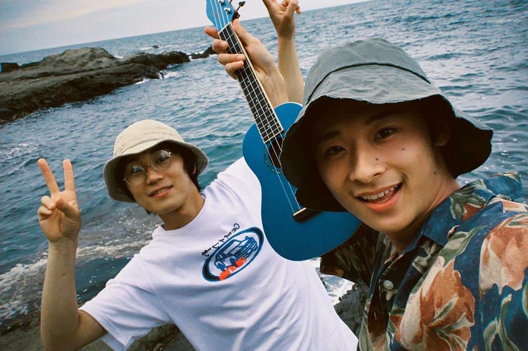 竹原聖一郎のインスタグラム：「バケット兄弟 #photo #film #filmphotography #写真 #フィルム #海 #江ノ島 #バケットハット #コーデ #likes4like #l4l」