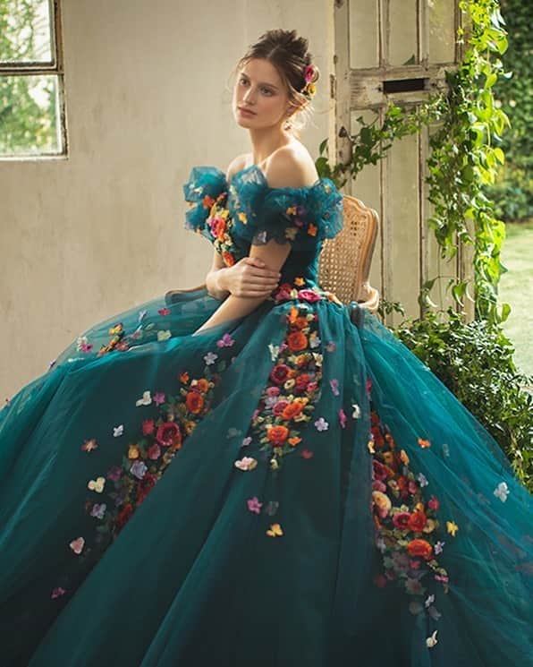 yumikatsuraのインスタグラム：「*﻿﻿﻿﻿ マダガスカルのヤシの葉から作られる、ラフィア刺繍で彩ったブーケ柄のインド加工をプラスした、華やかなデザイン。﻿﻿ 天然素材らしい表情の豊かさは、高級感もあり、花嫁さまの愛らしさをたっぷり表現します💐﻿ ﻿ 存在感のあるグリーンは、ゲストの目線を奪うこと間違いなし♡﻿ ﻿﻿ グリーンをベースに、オレンジやパープル等色とりどりのパステルカラーを使った、他にないカラーコンビネーションと、今話題のサステナビリティを取り入れた1着で、一歩先をいくお洒落花嫁さまに✨﻿﻿ ﻿﻿ -------------------------﻿﻿﻿﻿ 【AK/10055】﻿﻿ Romantic floral gown with raffia hand embroidery﻿.﻿ Yumi Katsura continues to explore new materials,the beautiful Raffia embroidery made of palm leaves,enables the coexistence of nature and beauty,brings a sustainable style to the bridal industry.﻿ .﻿﻿﻿﻿ .﻿﻿﻿﻿ .﻿﻿﻿﻿ #yumikatsura #ユミカツラ #桂由美 #桂由美ドレス #ウェディングドレス #YumiBrides #wedding #カラードレス #フォトウエディング ﻿﻿#プリンセスドレス #ロケーションフォトウェディング #ドレス迷子 #カラードレス試着 #前撮りドレス ﻿#ドレス試着レポ #ドレスレポ #レンタルドレス #ウエディングドレス #大人花嫁 #カラードレス迷子 #運命のドレス #プレ花嫁準備 #プレ花嫁2020 #全国のプレ花嫁さんと繋がりたい #オーダードレス #オーダードレスショップ #サステナブル #サステナブルファッション #couture #グリーンドレス」
